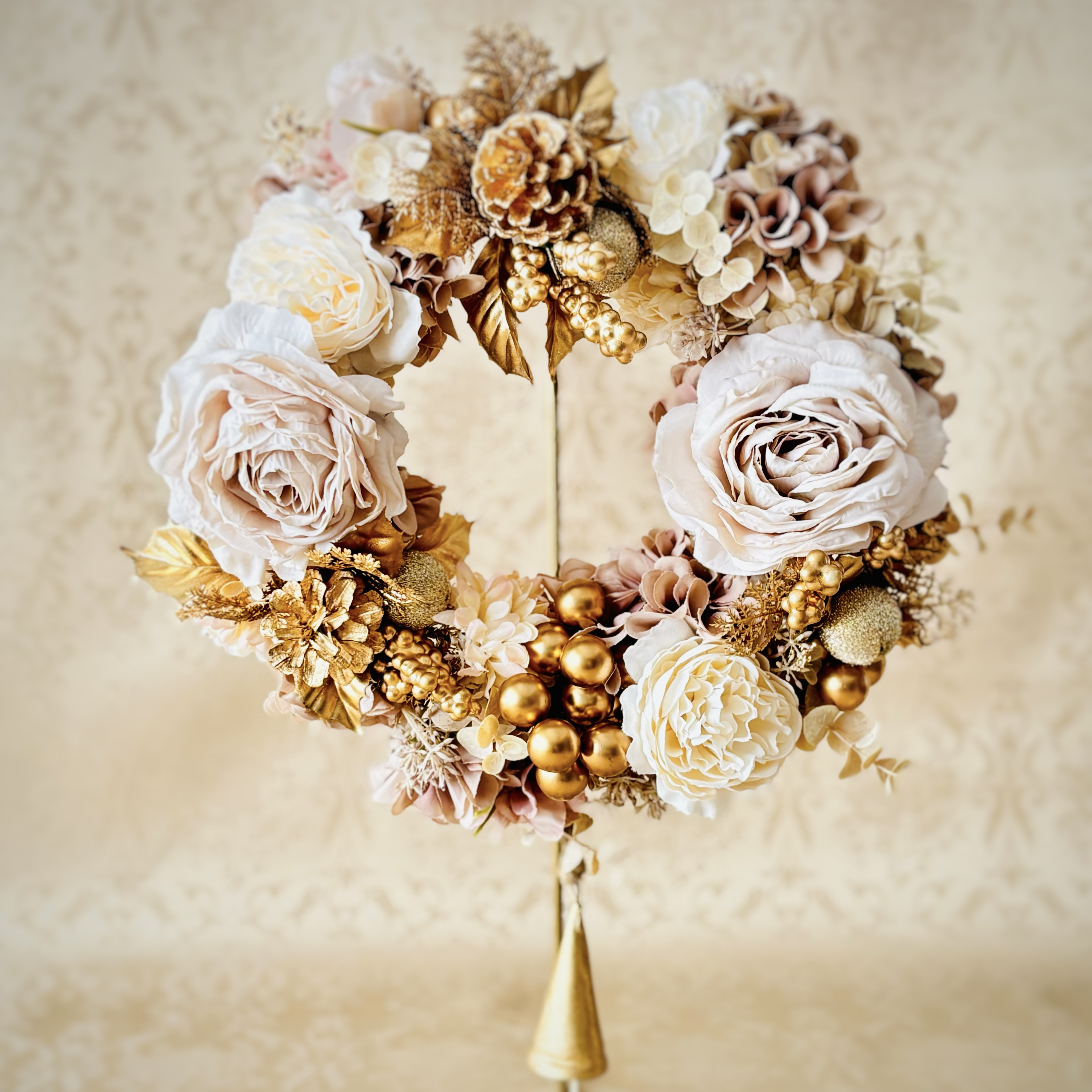 ベージュ―ゴールドのクリスマスリース