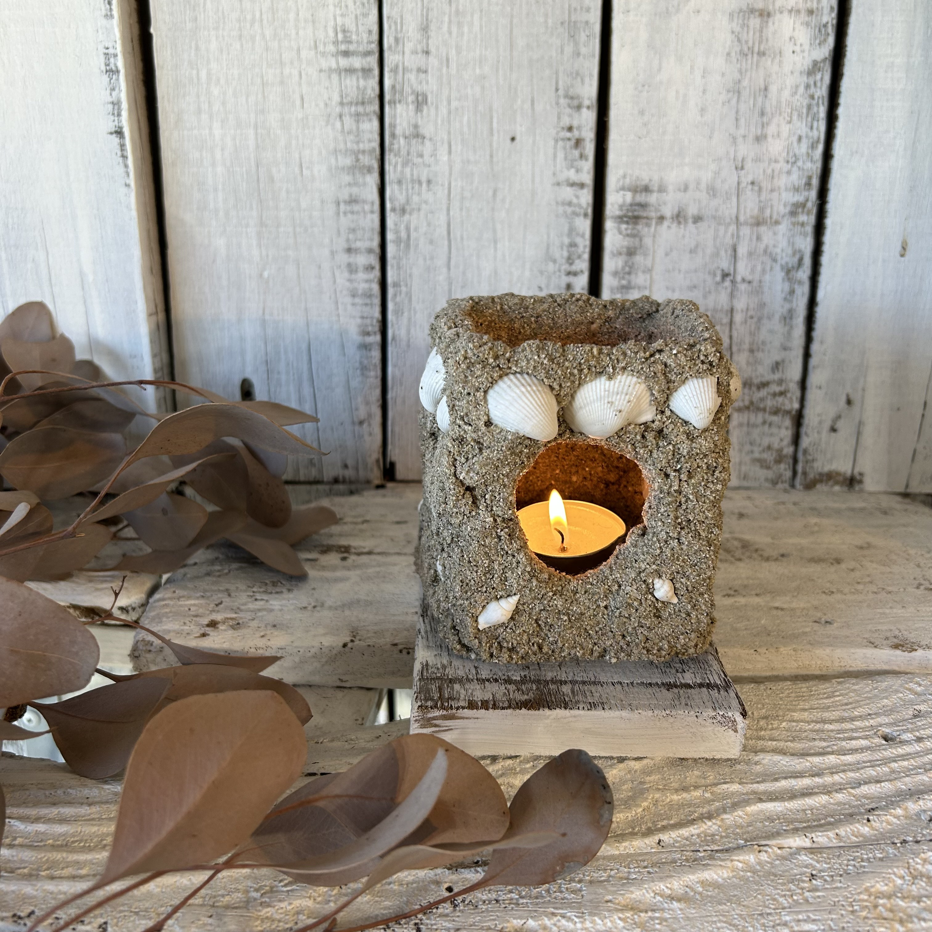 ビーチの砂でできた小さなキャンドルランタンです。