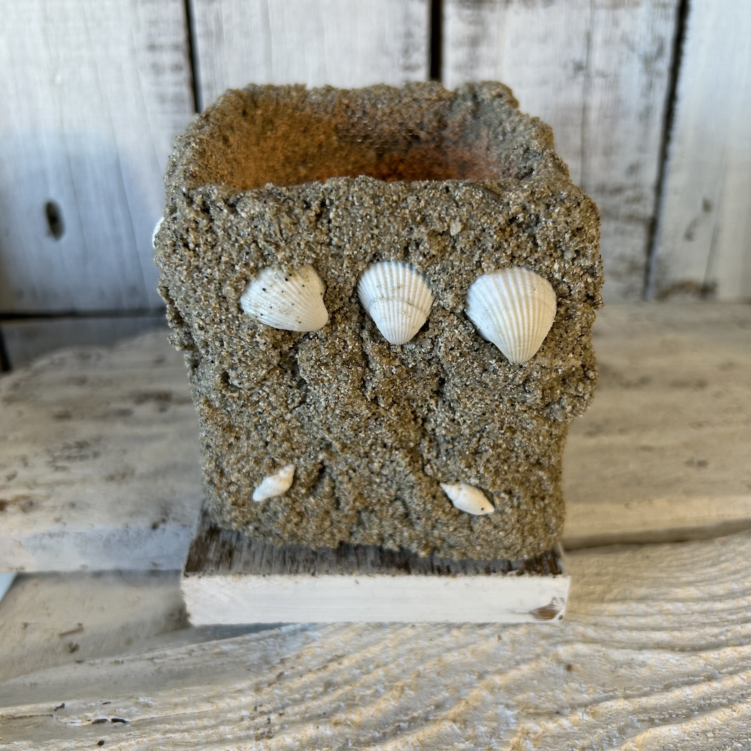 ビーチの砂でできた小さなキャンドルランタンです。