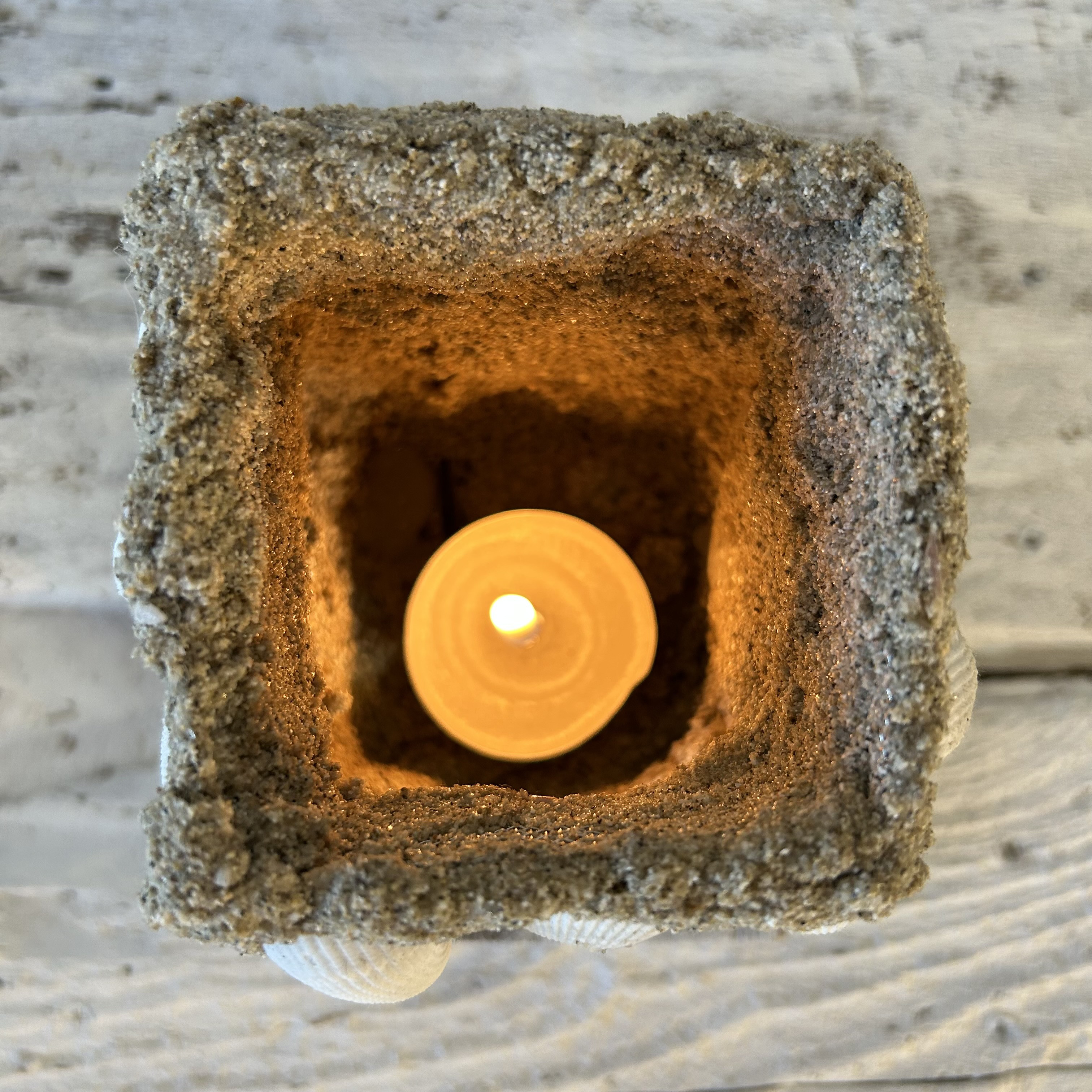 ビーチの砂でできた小さなキャンドルランタンです。