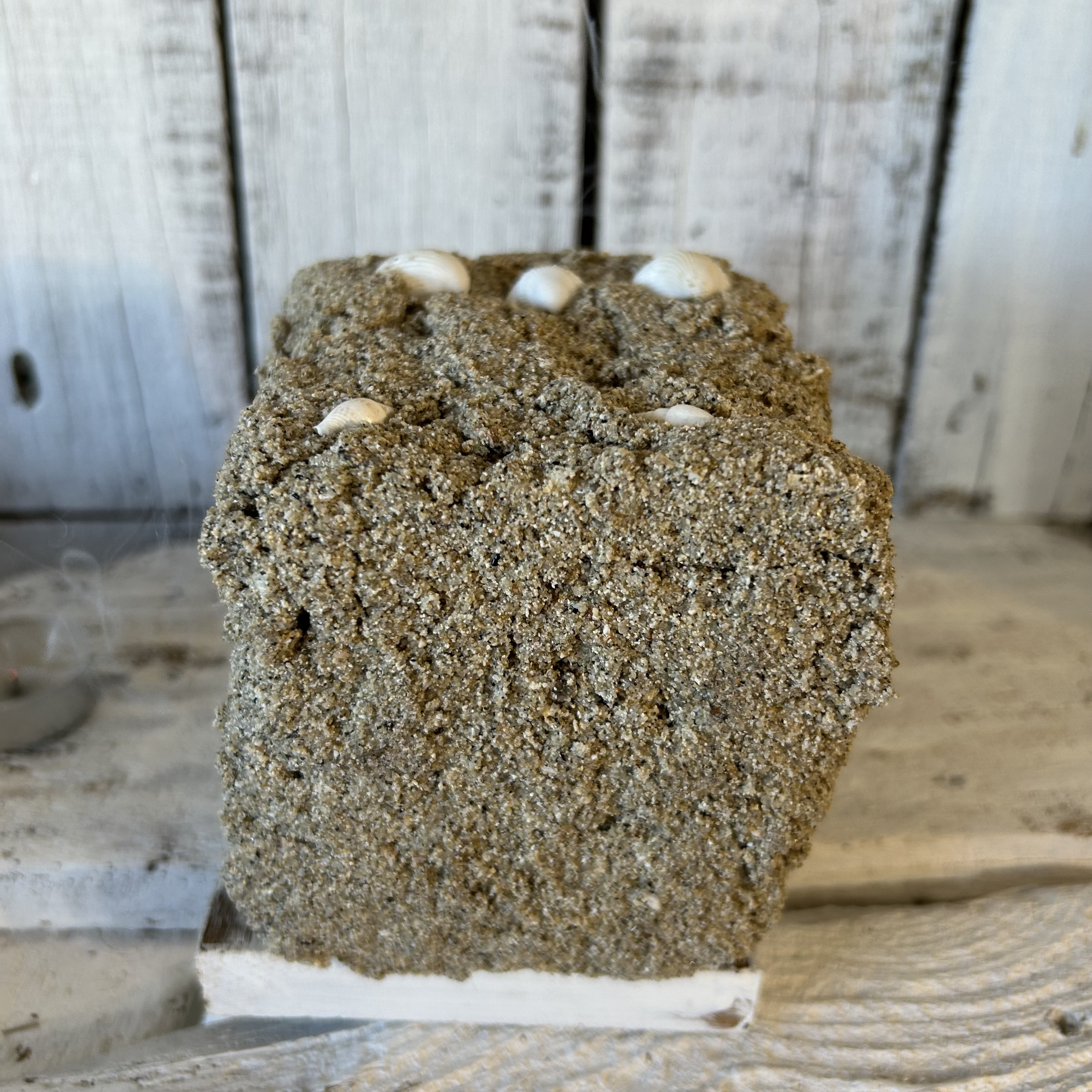 ビーチの砂でできた小さなキャンドルランタンです。