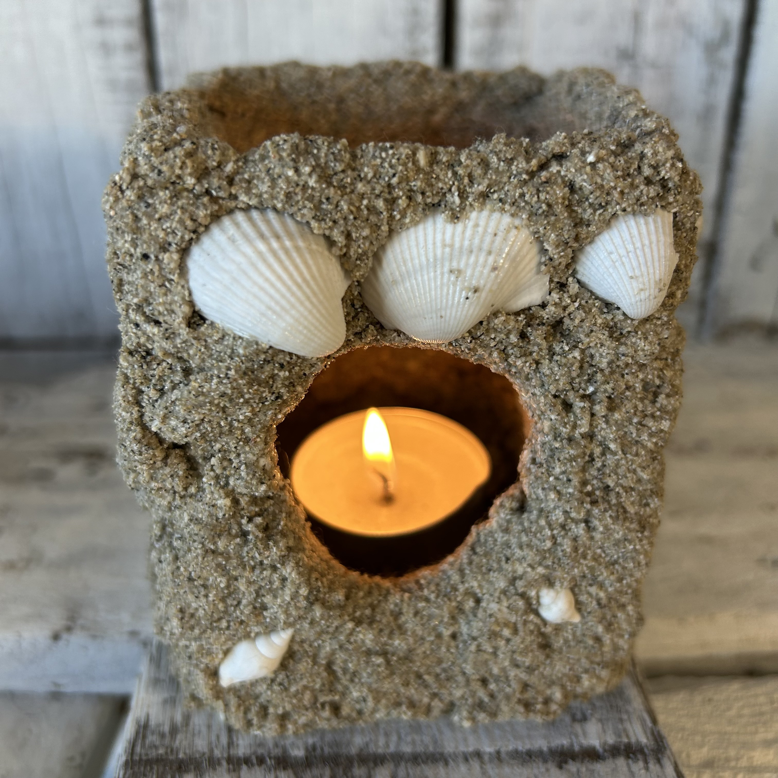 ビーチの砂でできた小さなキャンドルランタンです。