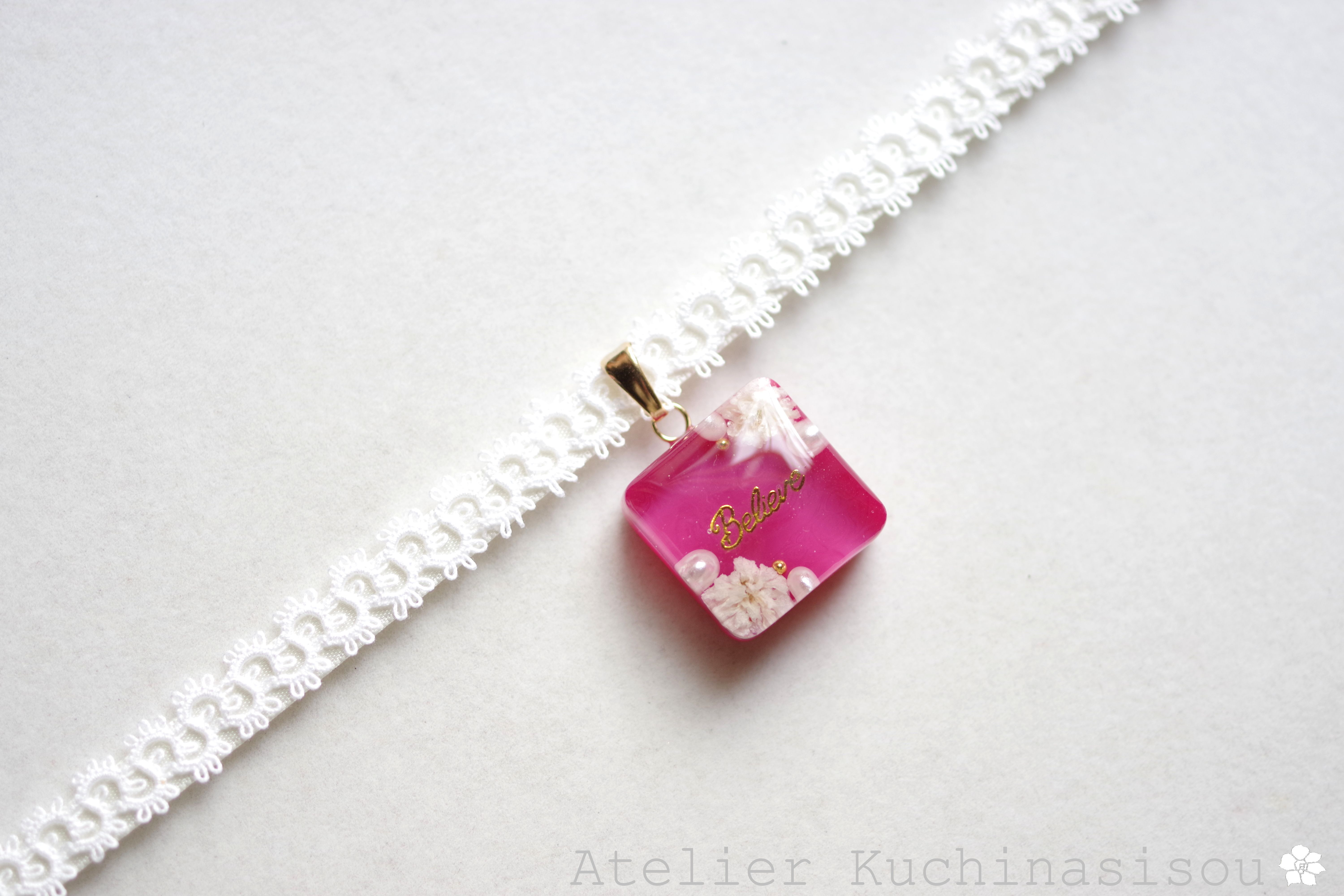 【受注製作】レジンアート　スクエアモチーフとタティングレースとサテンリボンのチョーカー〈牡丹の精〉