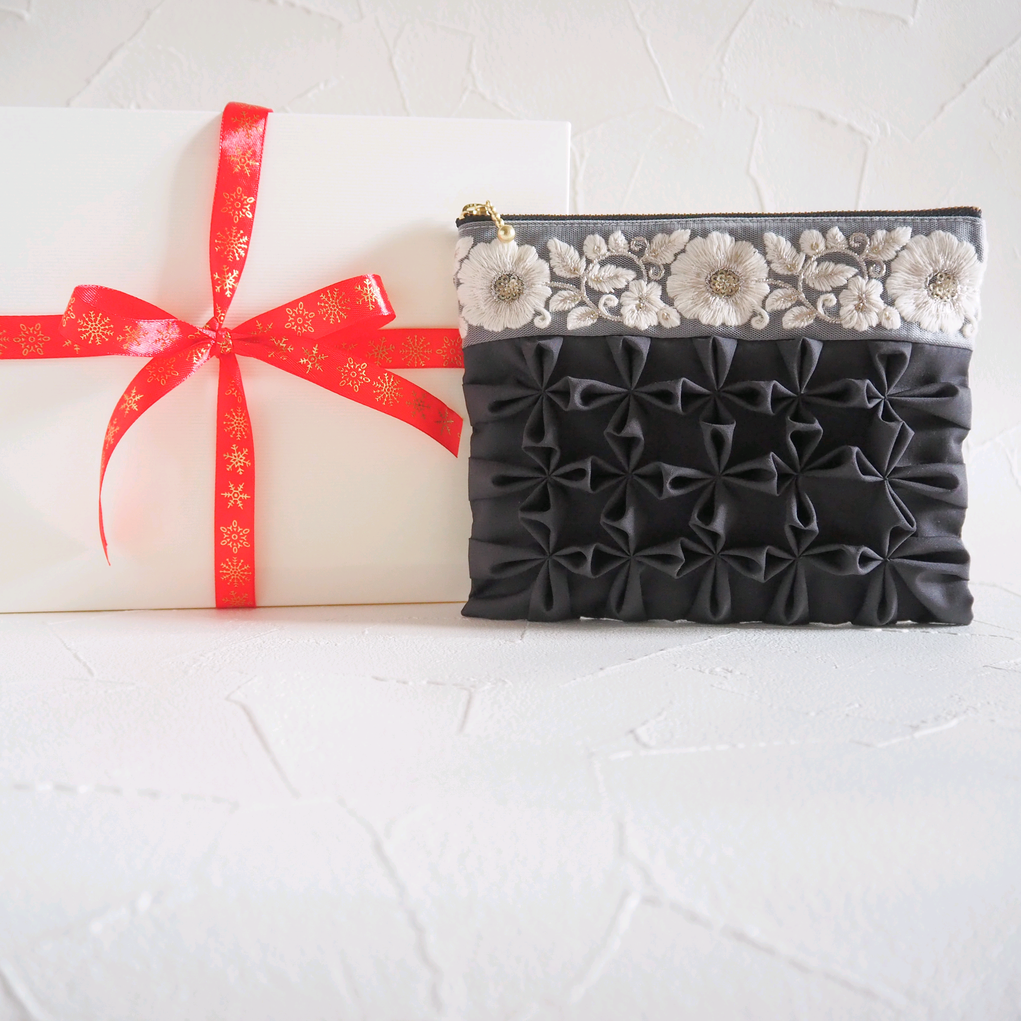 ラティススモッキングとインド刺繍の上品フラワーポーチ