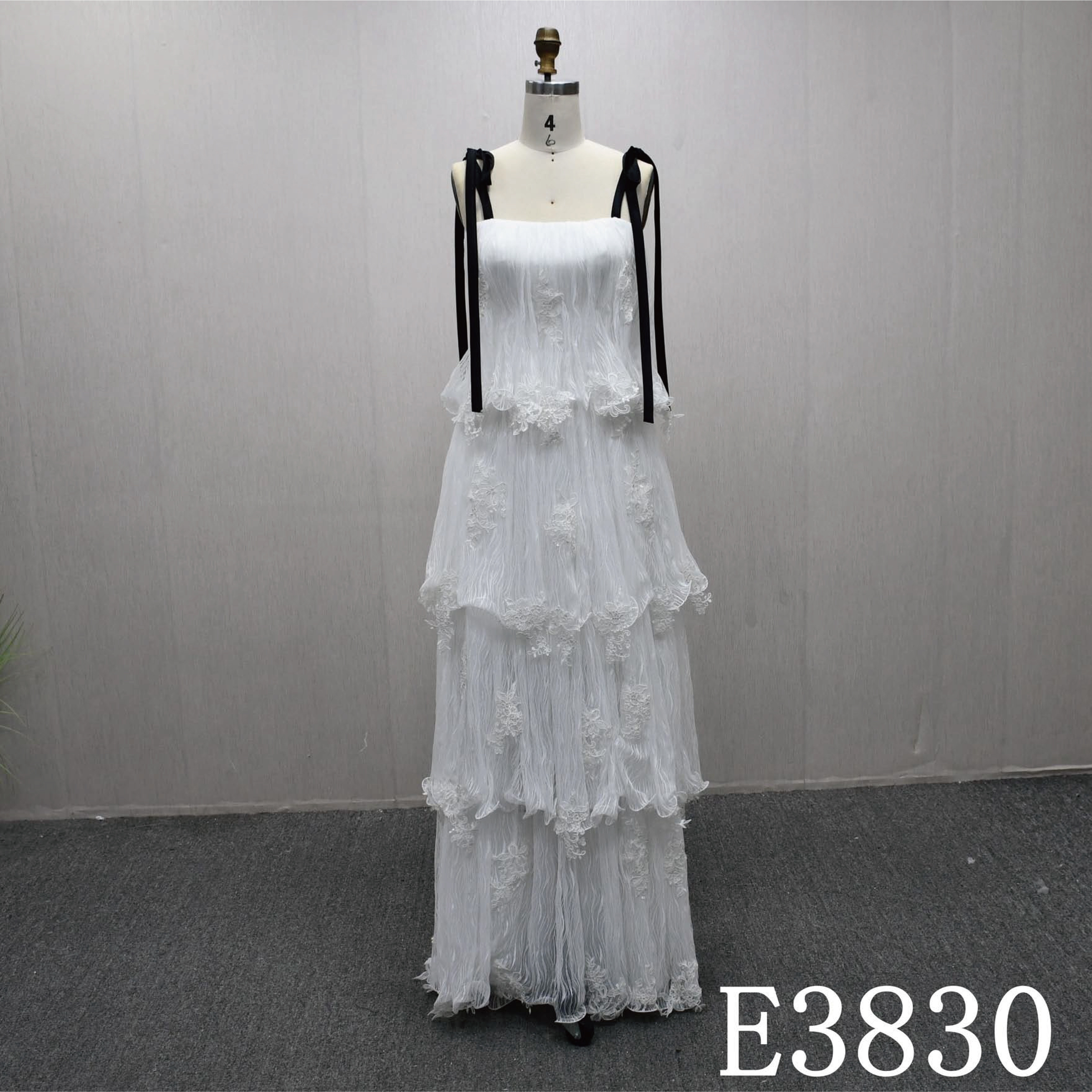 目立つ　ワンピース　多層チュール白　可愛い　フリル　肩紐あり　高品質レース　パーティードレス　音楽会演奏会成人式卒業式