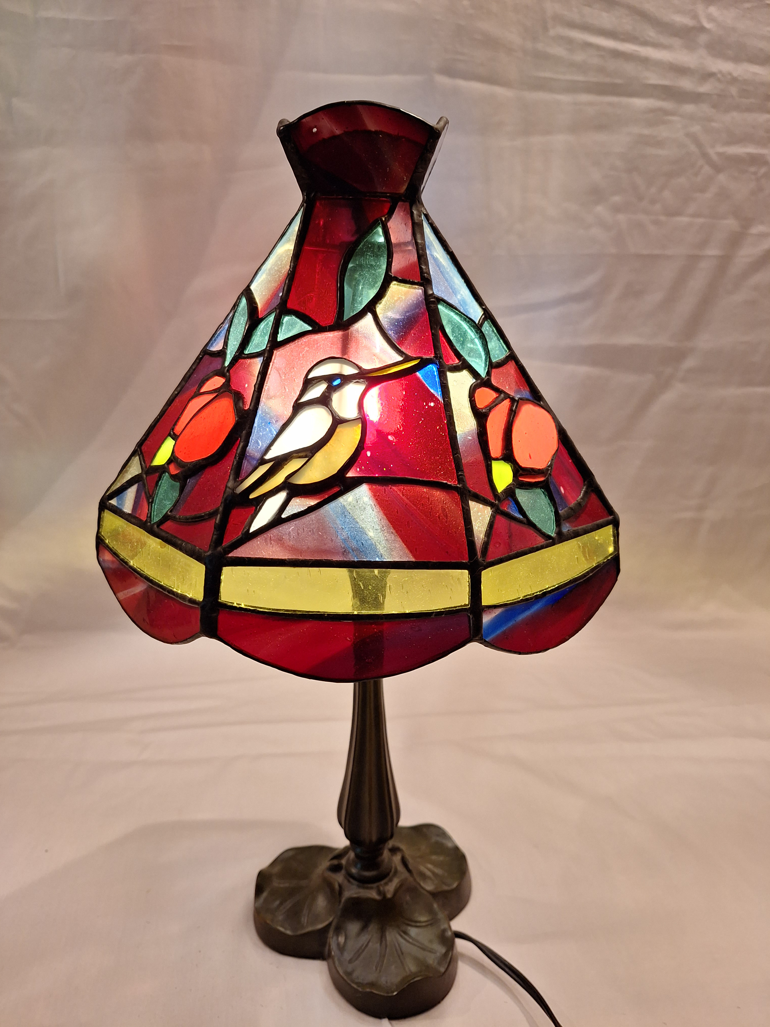 ステンドグラス　ランプ　鳥と花