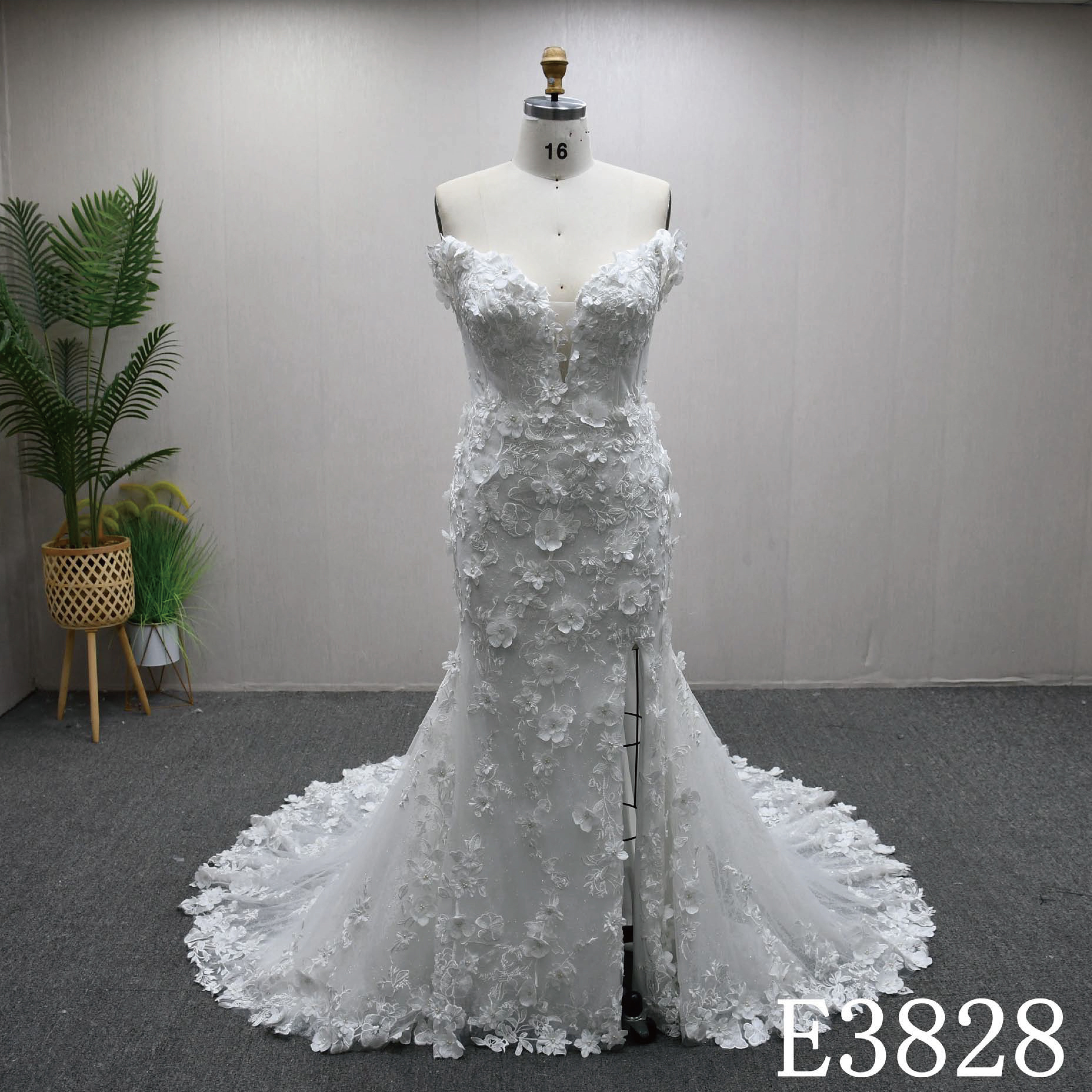 タイトスカート　マーメイドドレス　白ホワイト　フロントスリット　立体的に薔薇飾り　海外挙式撮影旅行スタジオ社交ダンス花嫁