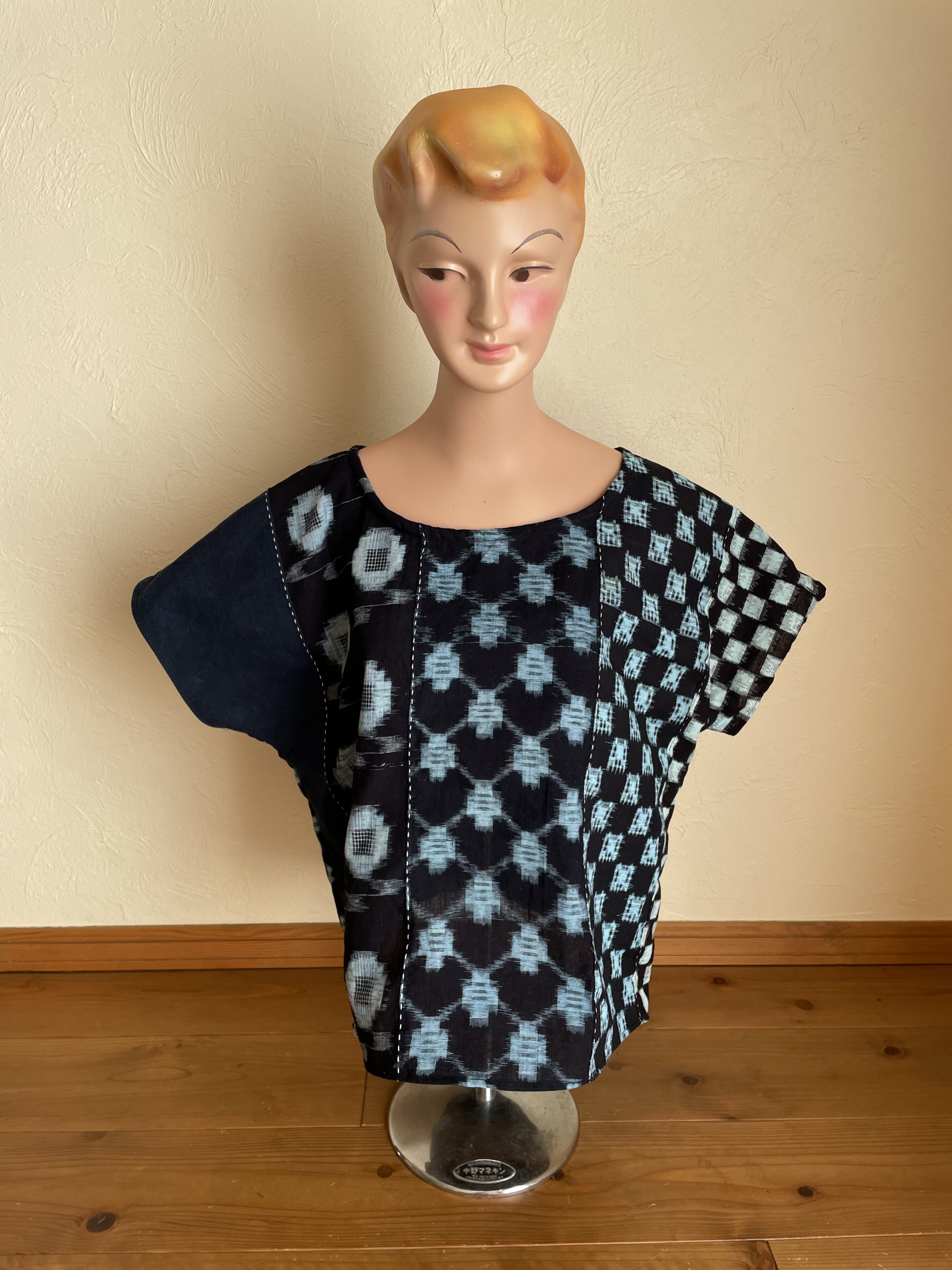 絣ブラウス　藍染ブラウス　パッチワークブラウス　tシャツ　リメイク　ハンドメイド
