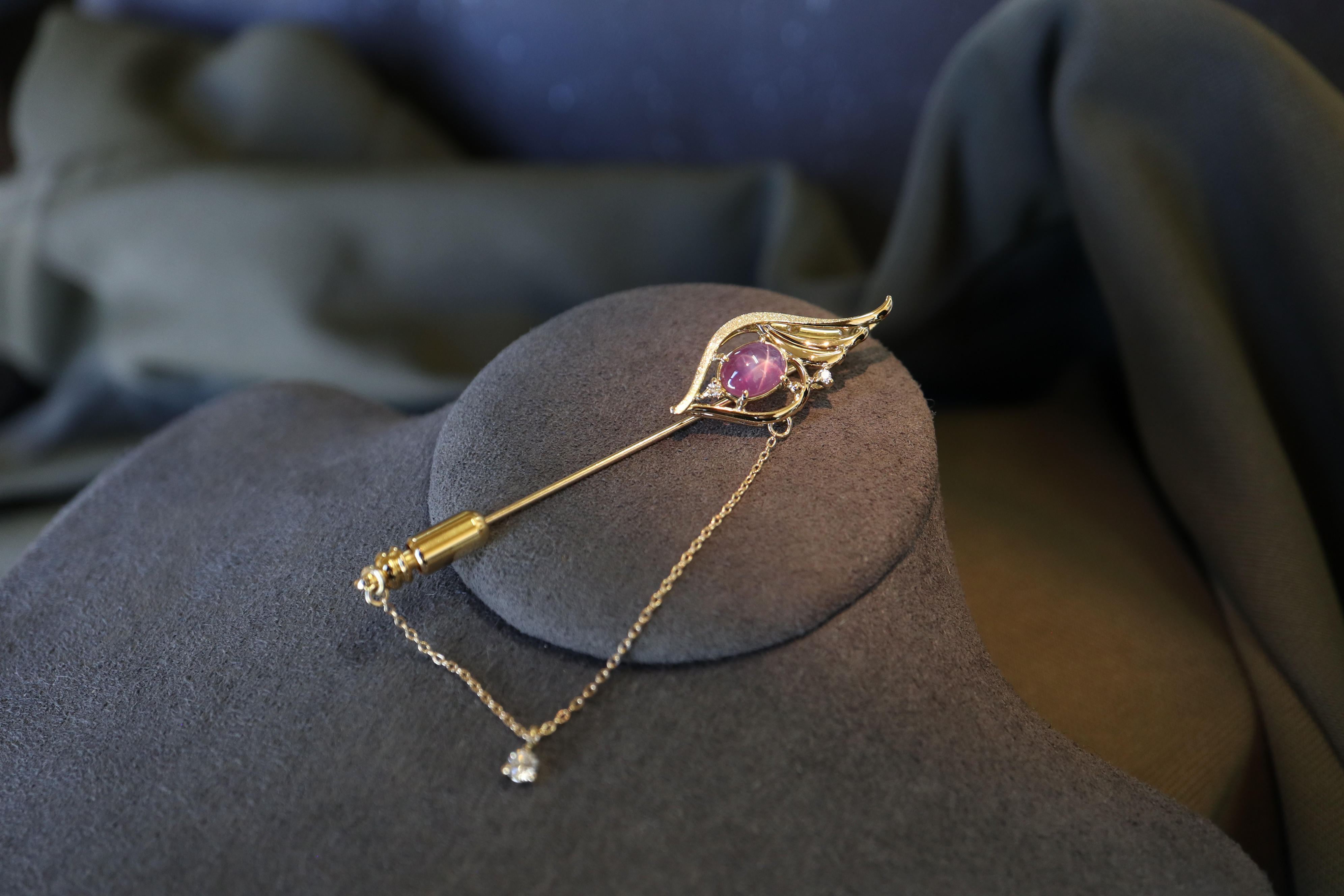 パープルスターサファイア１．２４５カラット　「翼」デザイン　ピンブローチ　K18イエローゴールド　ダイヤモンド入り