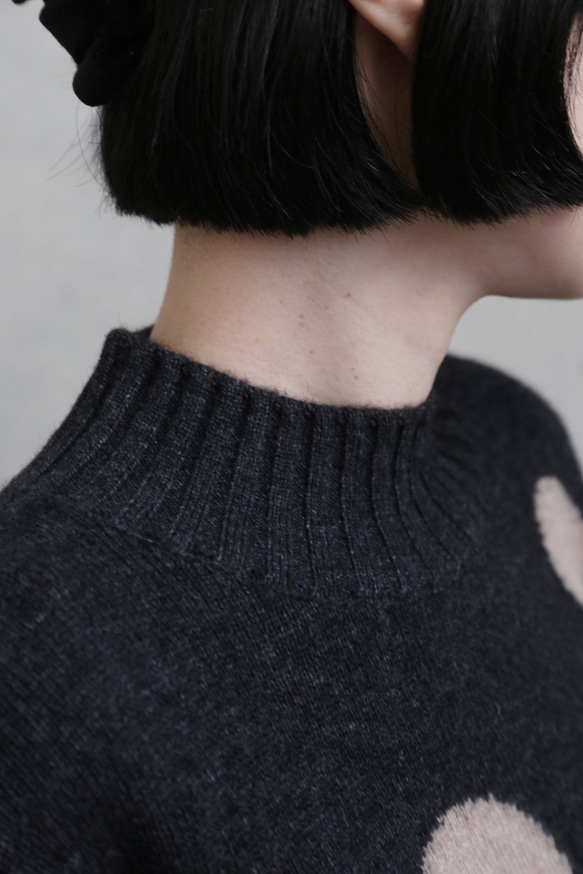 【至高の柔らかさ】ヤクダウン&ウール混紡 ドットニットプルオーバー　セーター　ダークグレー251132-2 15枚目の画像