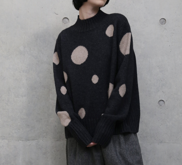 【至高の柔らかさ】ヤクダウン&ウール混紡 ドットニットプルオーバー　セーター　ダークグレー251132-2 3枚目の画像