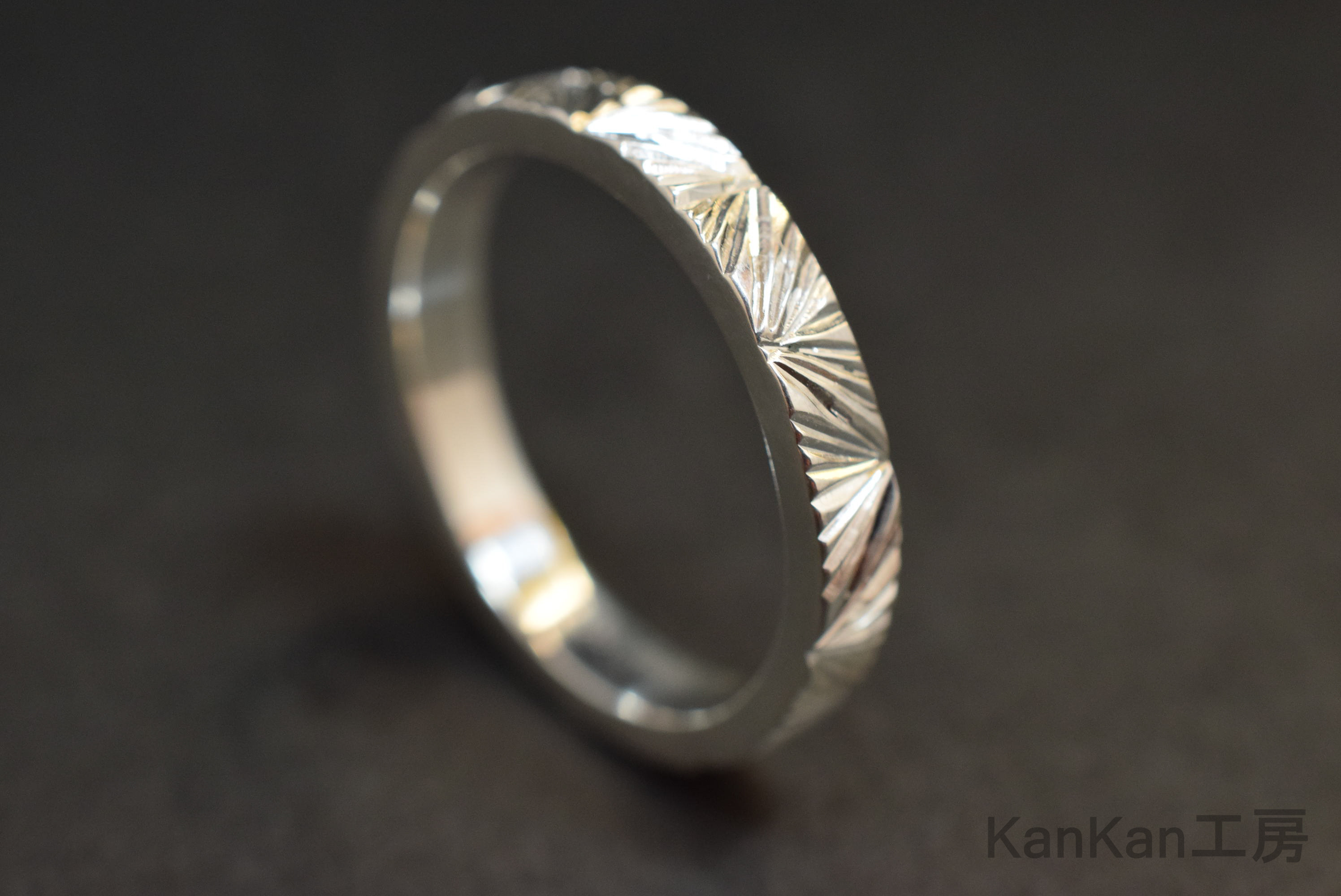 SVリング｜放射状・彫り｜平打ち・幅(約)3.0㎜