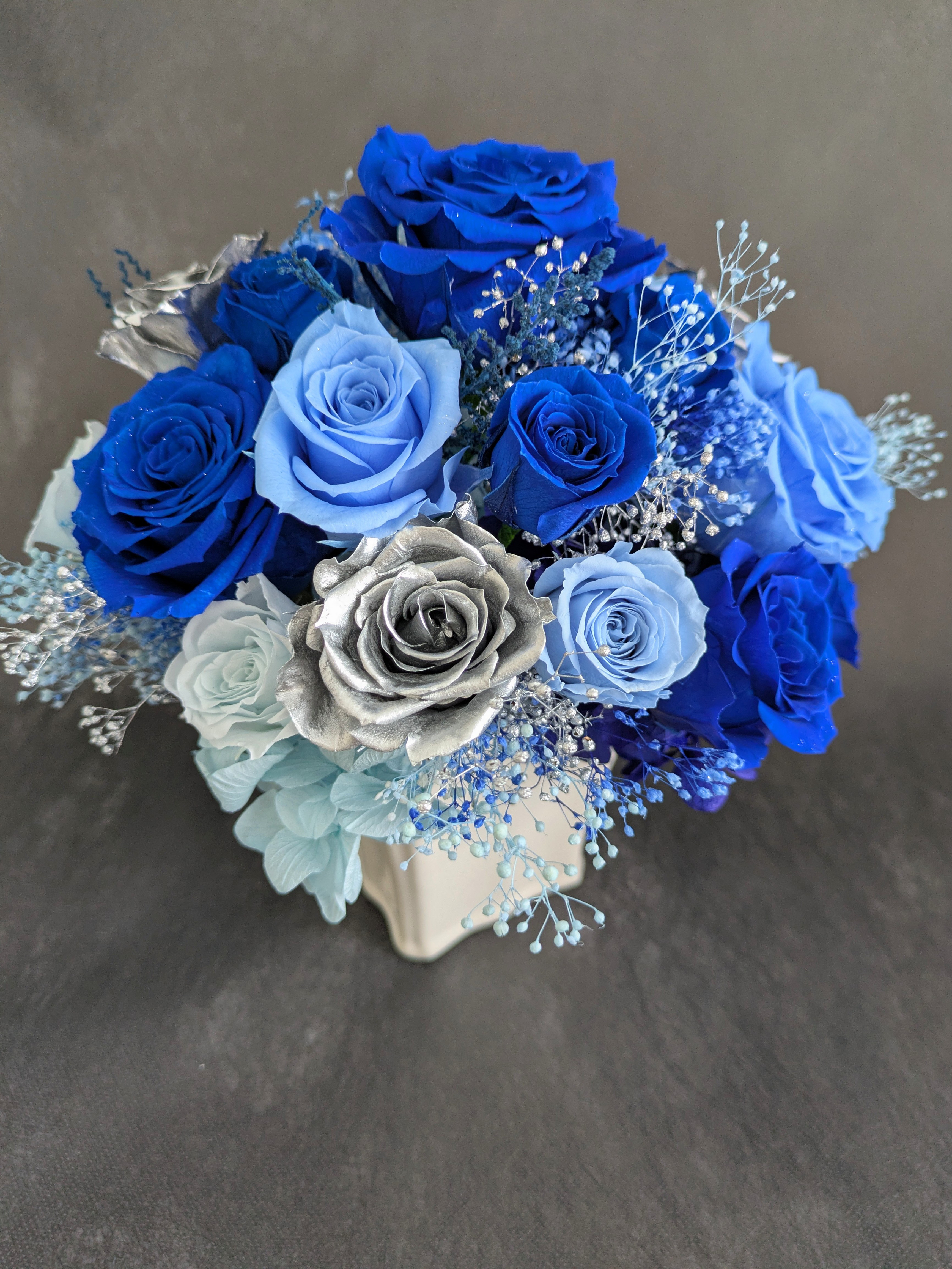 プリザーブドフラワー／星空に染まった青い薔薇とシルバーローズの神秘と奇跡／ 陶器花器アレンジ／フラワーケース付き