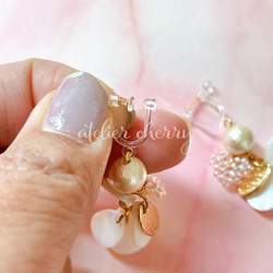 ひと目で華やぐ・シェル×ハートの大人きれいめイヤリング（樹脂金具・金具変更可） 5枚目の画像