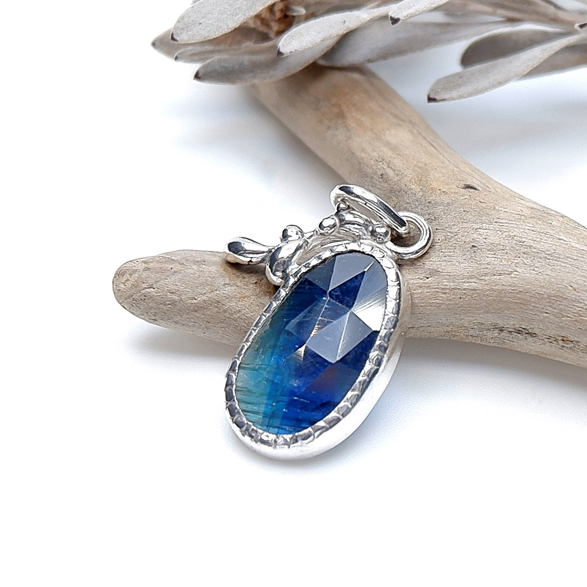 バイカラーカイヤナイトのデザインペンダント　～青と緑の境界～　　天然石アクセサリー　一点物　macari