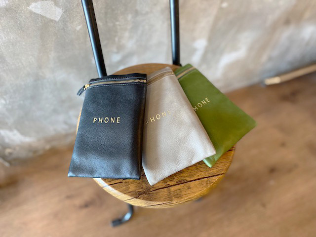 スマホが主役！PHONEの文字が可愛いレザーショルダー！