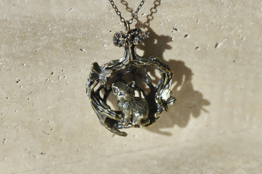 真鍮製　ガジュマルのゆりかご　子猫ネックレス《なにしよっかな》