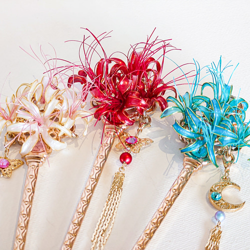 緋色、青、白から選べる彼岸花のディップアートとクリスタルのかんざし