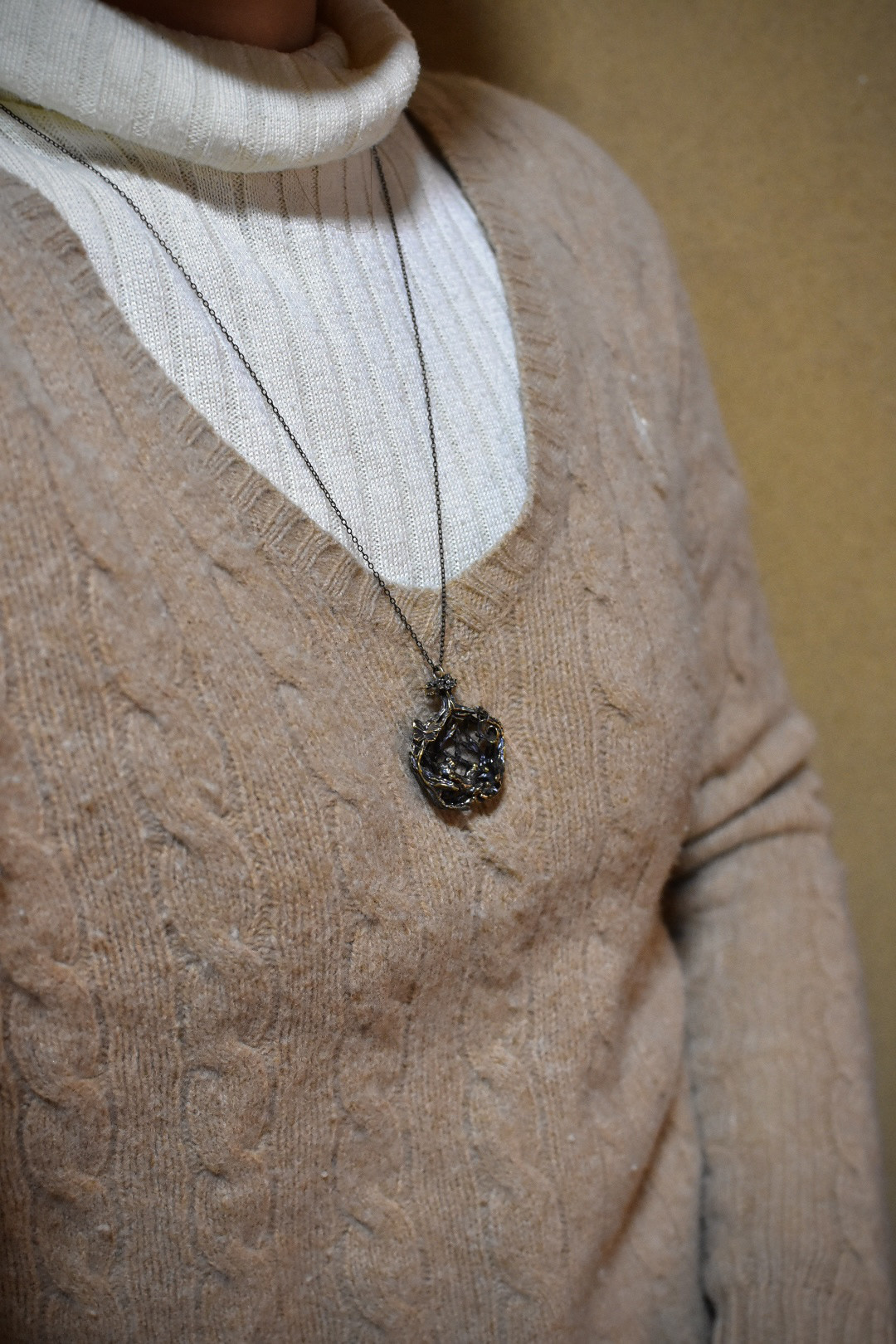 真鍮製　ガジュマルのゆりかご　子猫ネックレス《こっちこっち》