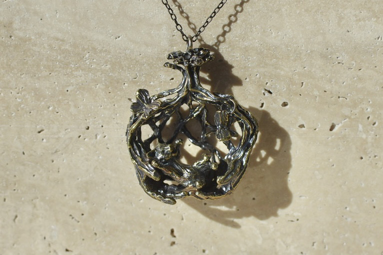 真鍮製　ガジュマルのゆりかご　子猫ネックレス《こっちこっち》