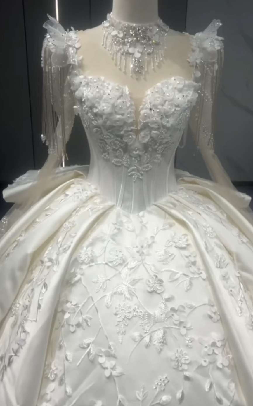 3ways 高級サテン　オフホワイト　上品　二の腕を隠せる　取り外し可能お袖　リーフ飾り　深めvネック　セクシー結婚式