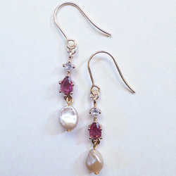 マザーオブパール×ピンククォーツァイトのフラワーカービングピアス