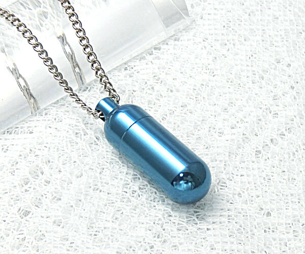 【オーシャンブルーの海へ】　純チタン製遺骨入れペンダント（内部に硬質ガラス容器付）一生もの　　◎日本製