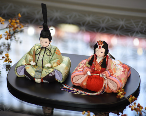 雛飾り、ミニチュア雛人形、紅白梅、貝桶、屏風、雛道具 雛人形 【葵雛】 1点限り （紅白梅・貝桶・油灯・屏風付き） ひな人形