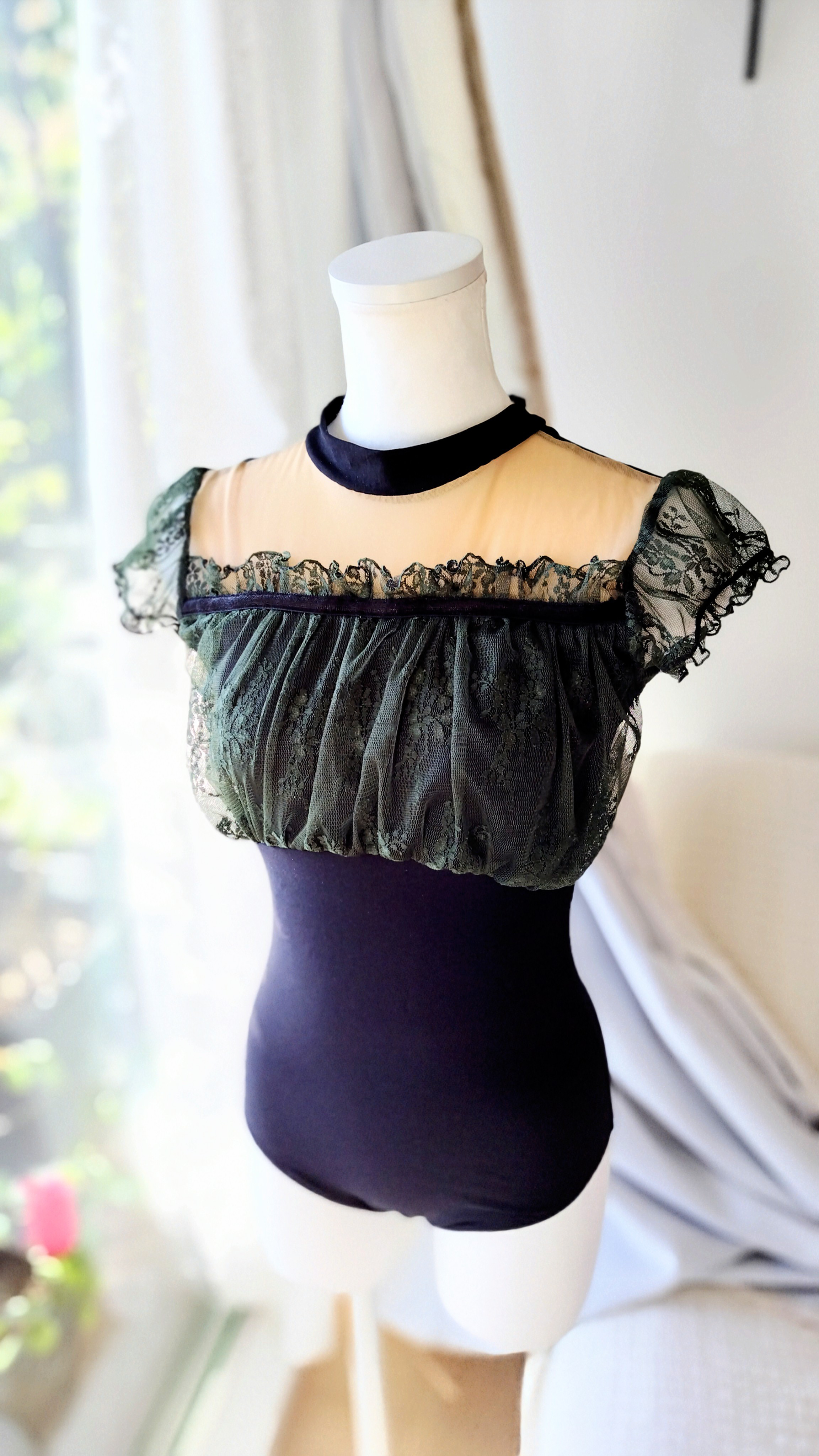 Ｓ～Ｍサイズ／舞踏会のドレスをイメージした深緑ドレープレース娘役レオタード黒