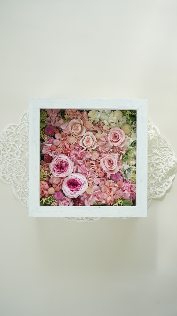 プリザーブドフラワー　ピンクホワイトのグラデーションフレームアレンジメント　誕生日、記念日など各種お祝いシーンに