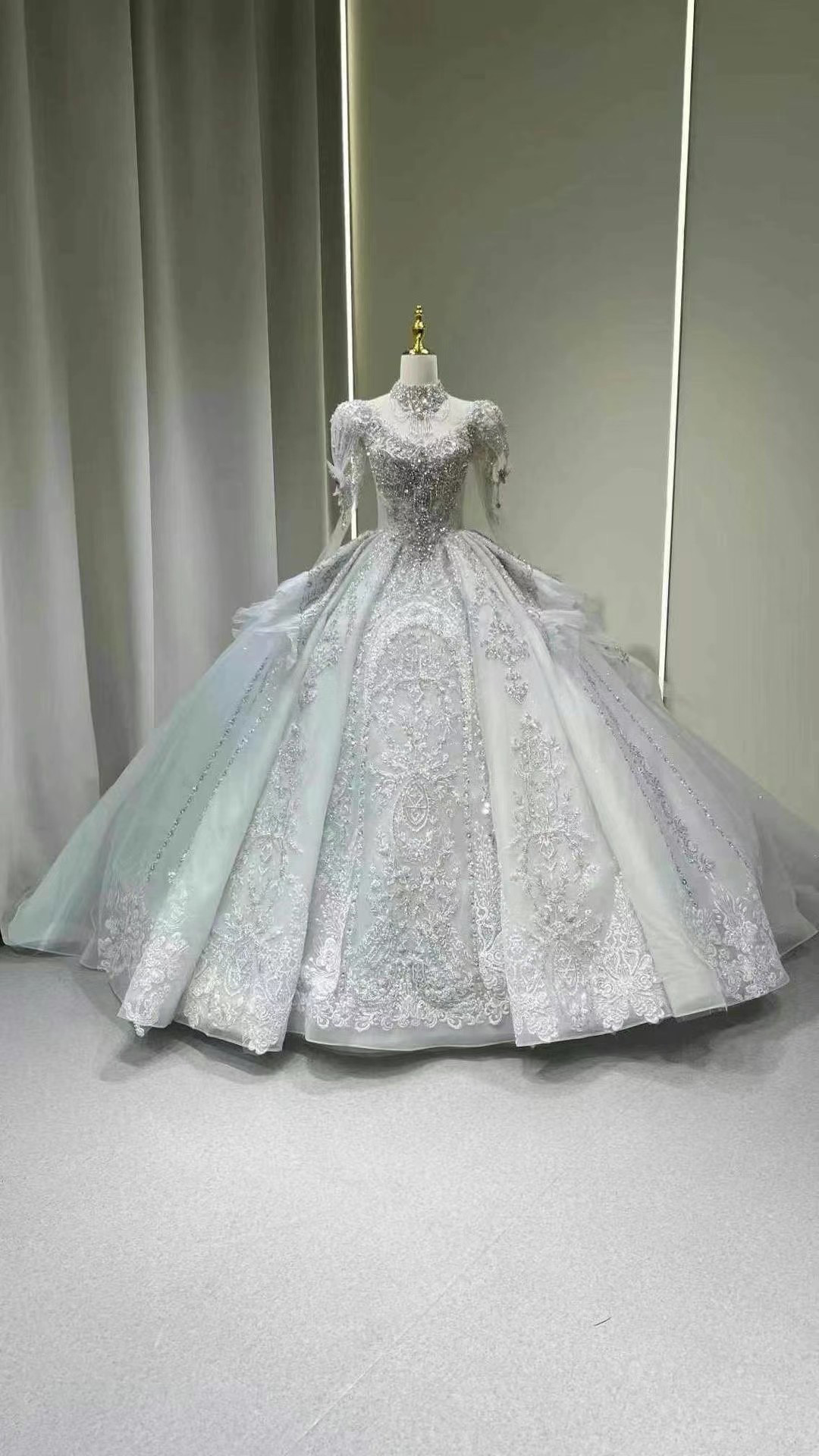 華やかなウェディングドレス　長袖　トレーン　花嫁プリンセスライン　グッリタードレス　レース付き　編み上げ結婚式お呼ばれ