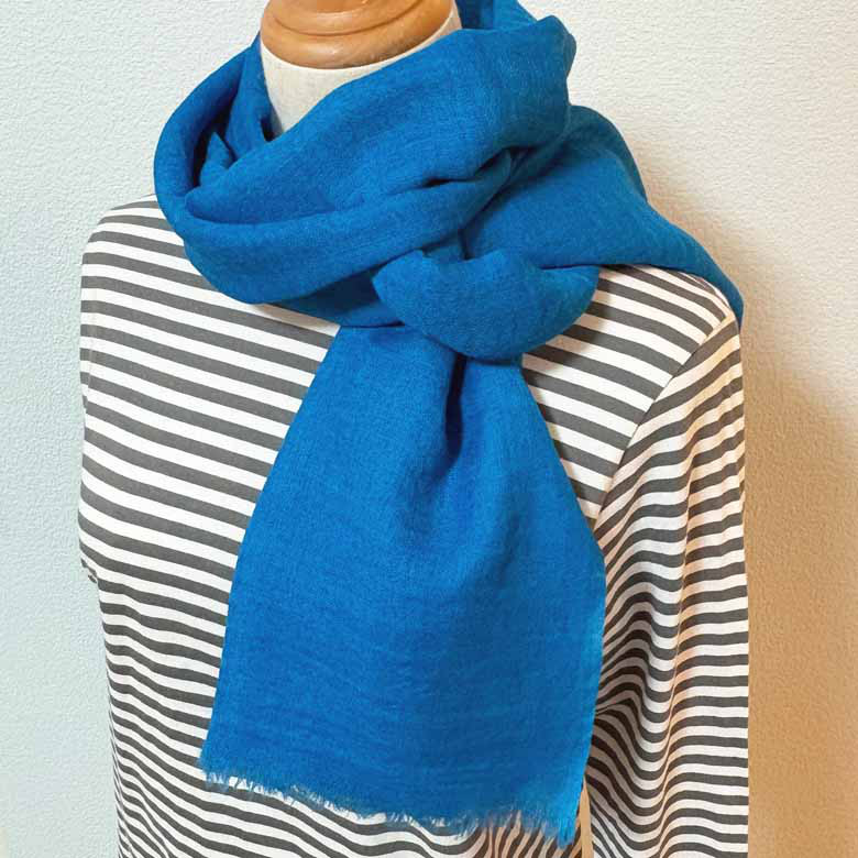 手染めウールストール　コバルトブルー色