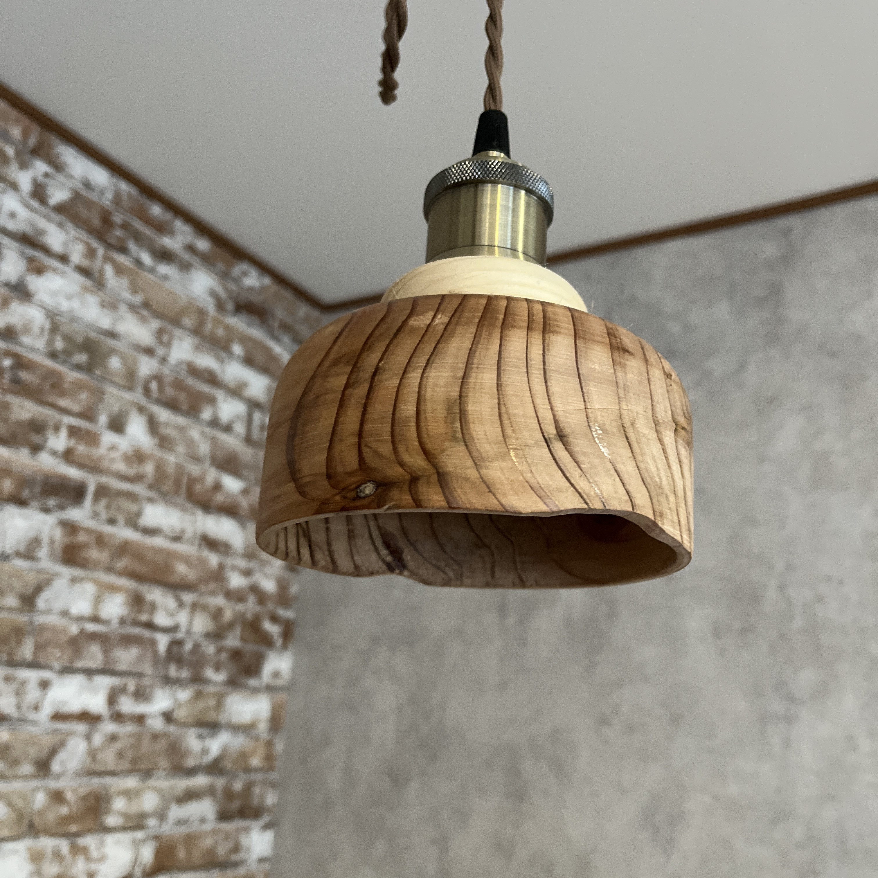 杉のペンダントライト　蜜蝋仕上げ