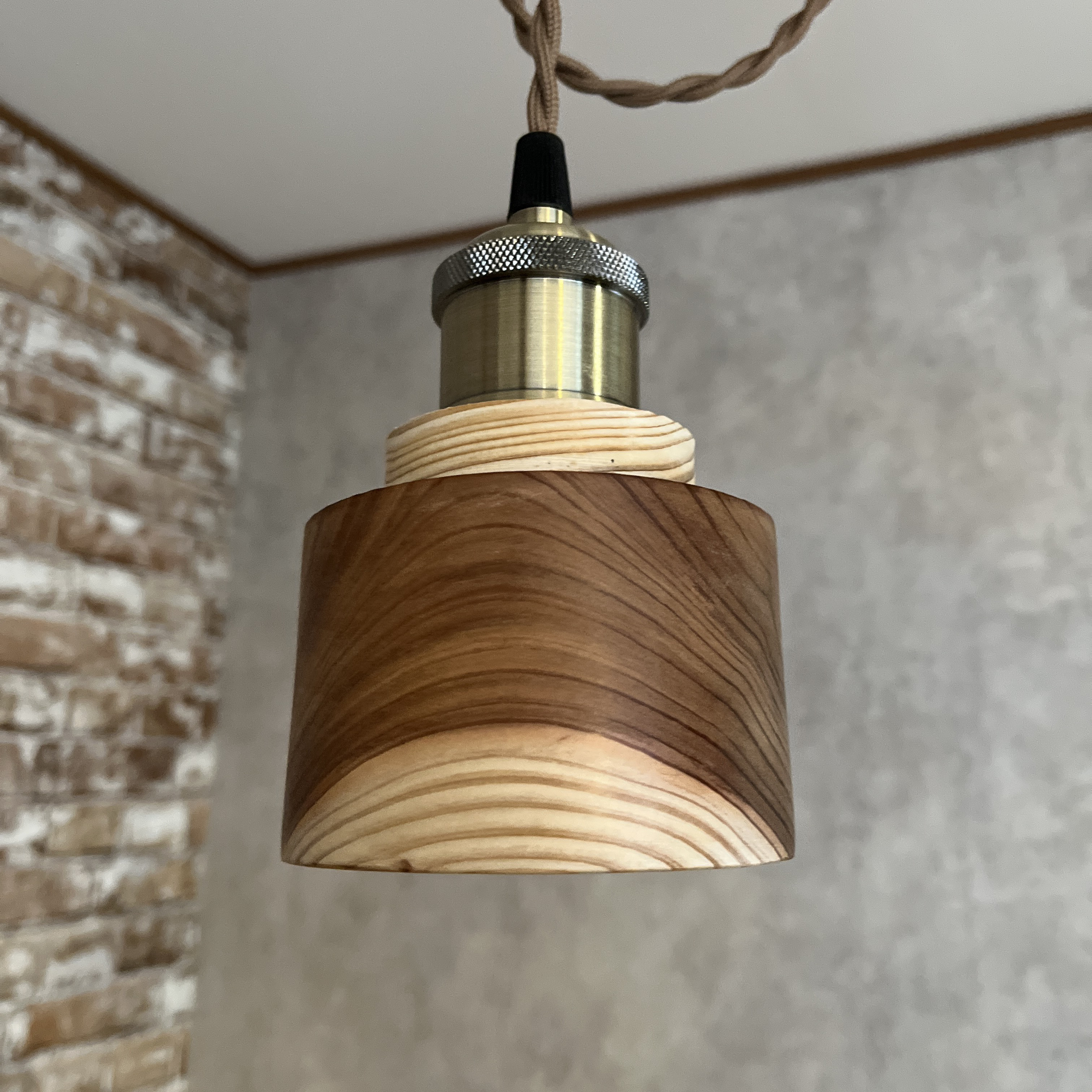 杉のペンダントライト　蜜蝋仕上げ