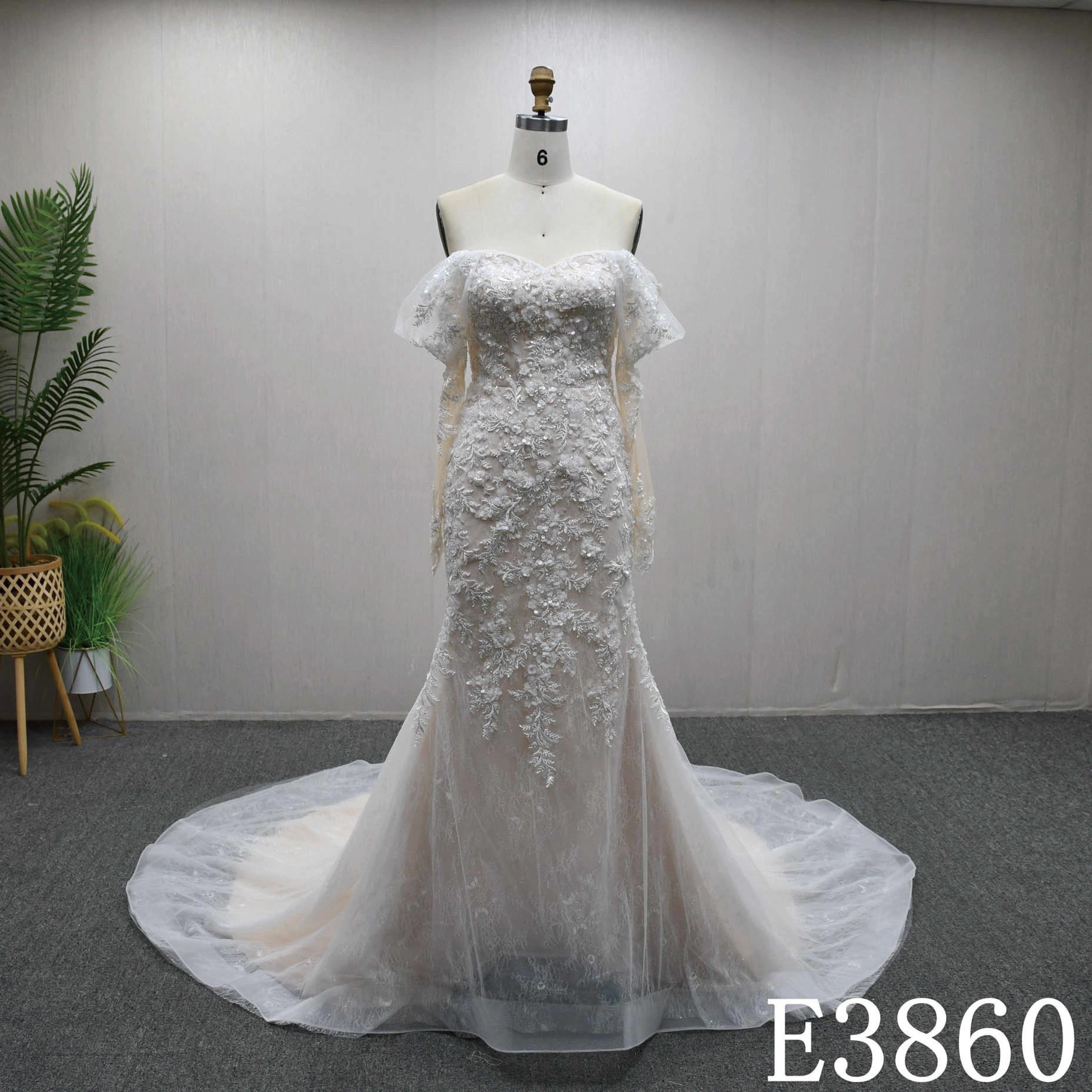 憧れのドレス　アイボリー　マーメイドドレス　オフショルダー2の腕を隠せる　タイトなスカート　薔薇刺繍高品質保証ブライダル