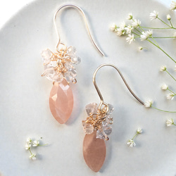 マザーオブパール×ピンククォーツァイトのフラワーカービングピアス