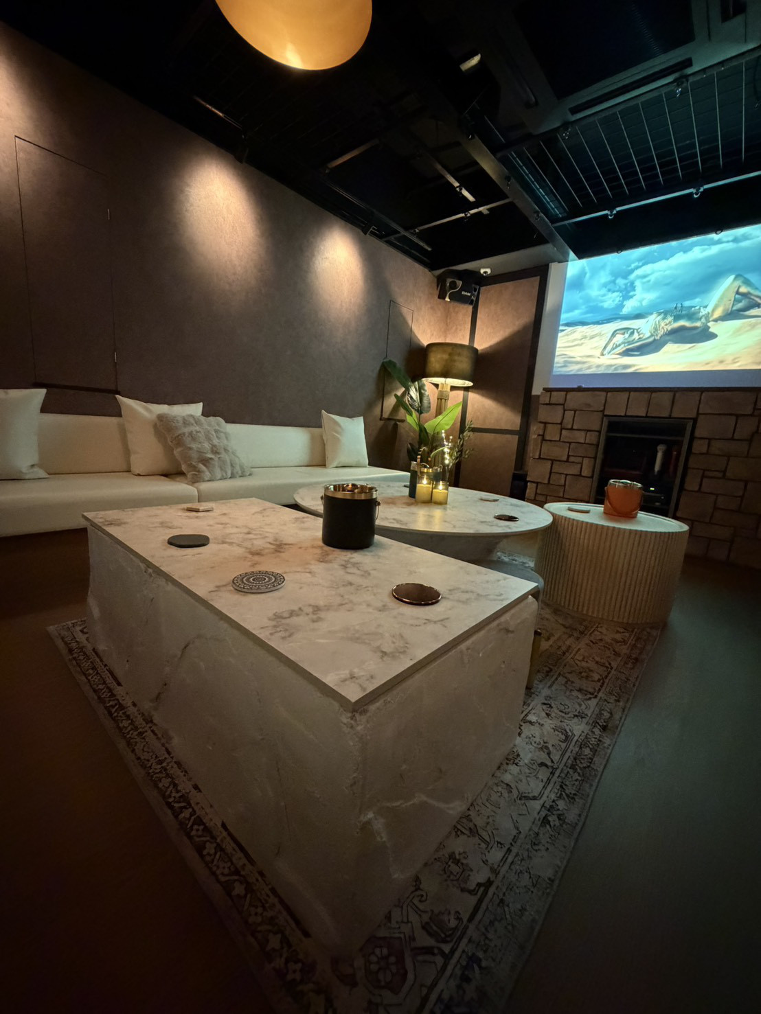 石塊テーブル　岩の様なバーテーブル　石テーブル