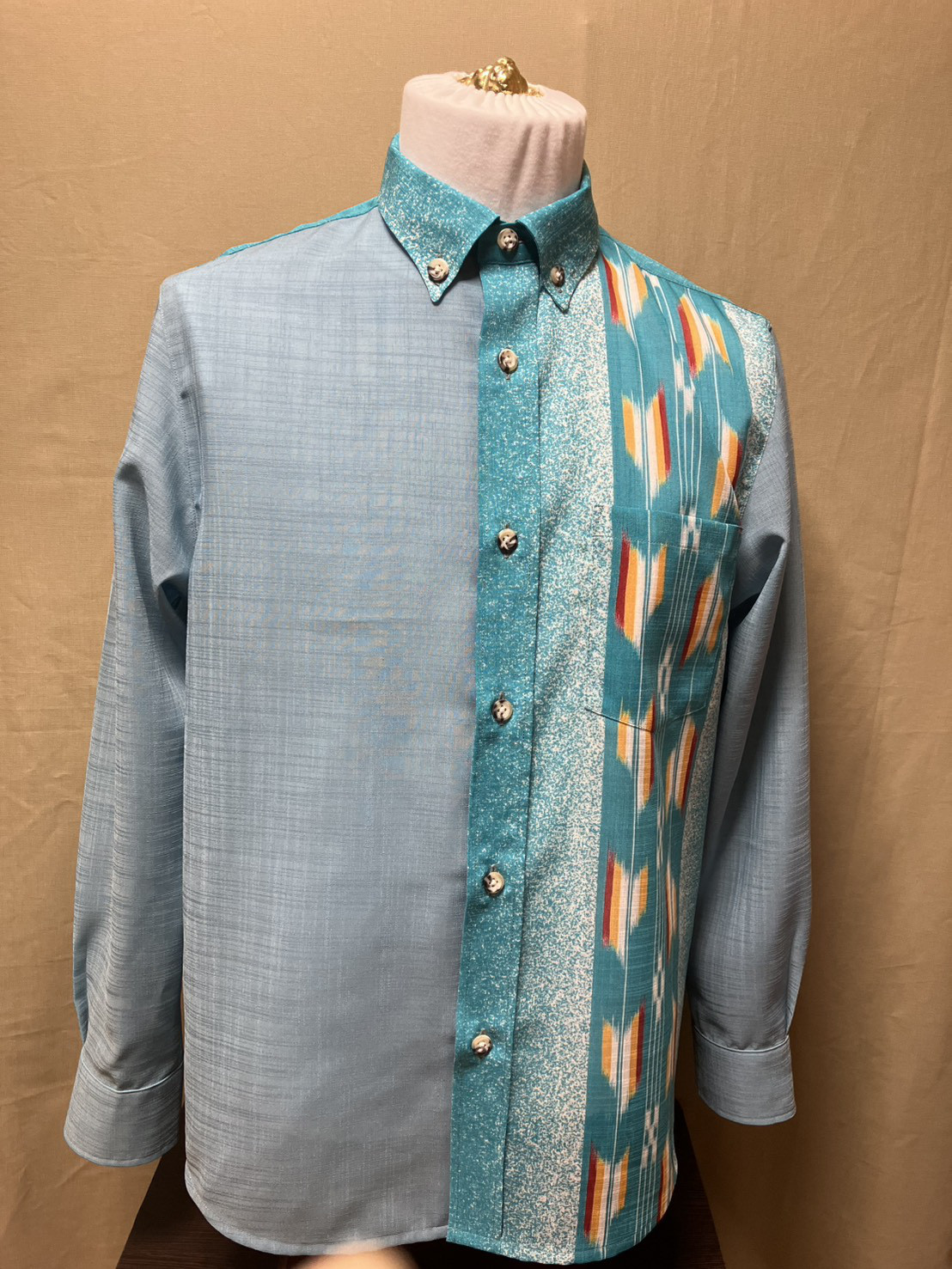 ボタンダウンスリム　長袖　エメラルドブルー　かりゆしウェア　メンズM（沖縄、琉球、紅型柄、アロハ）No.215