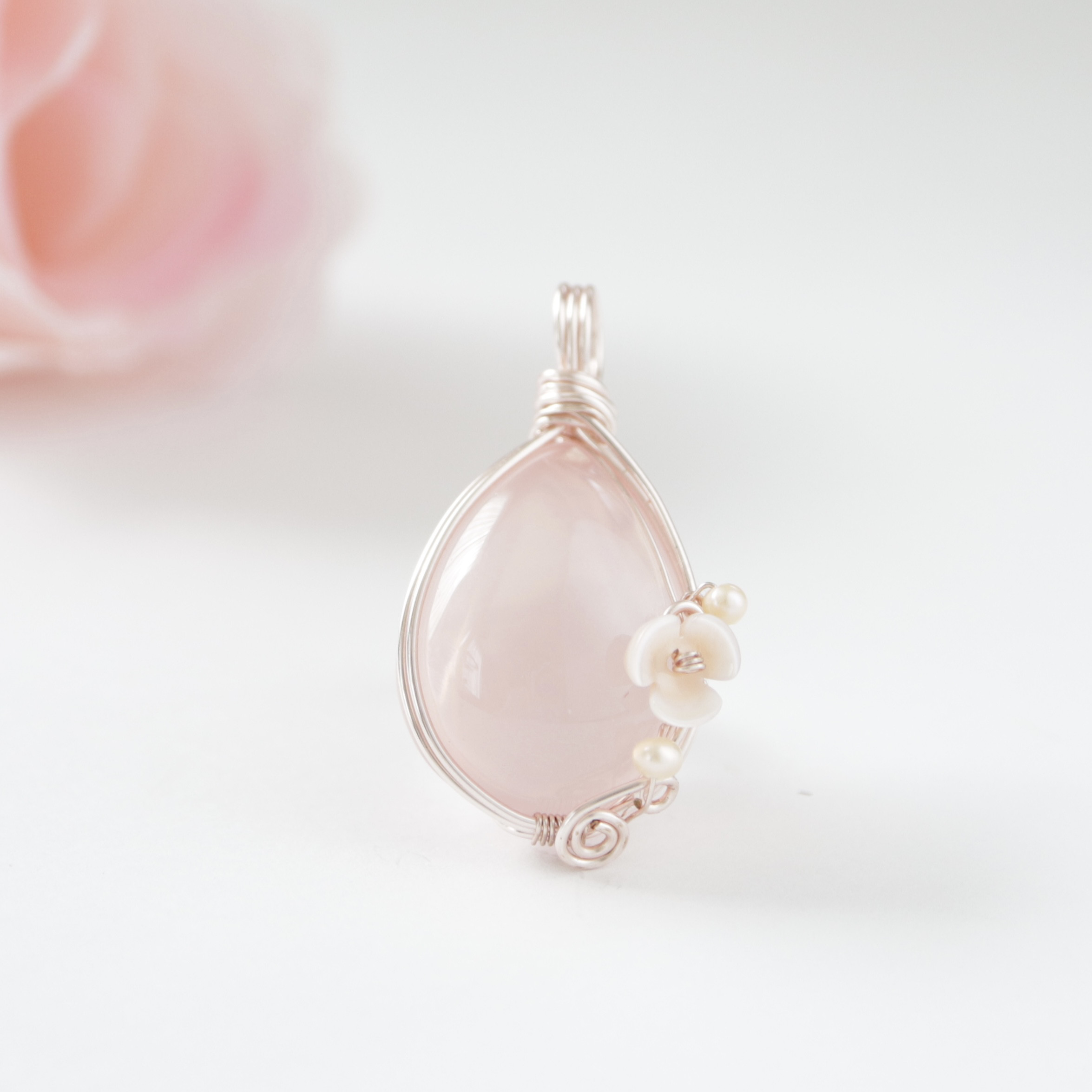 【1点もの】ローズクォーツ《淡雪の花雫》｜やわらかな光をまとう天然石ペンダント