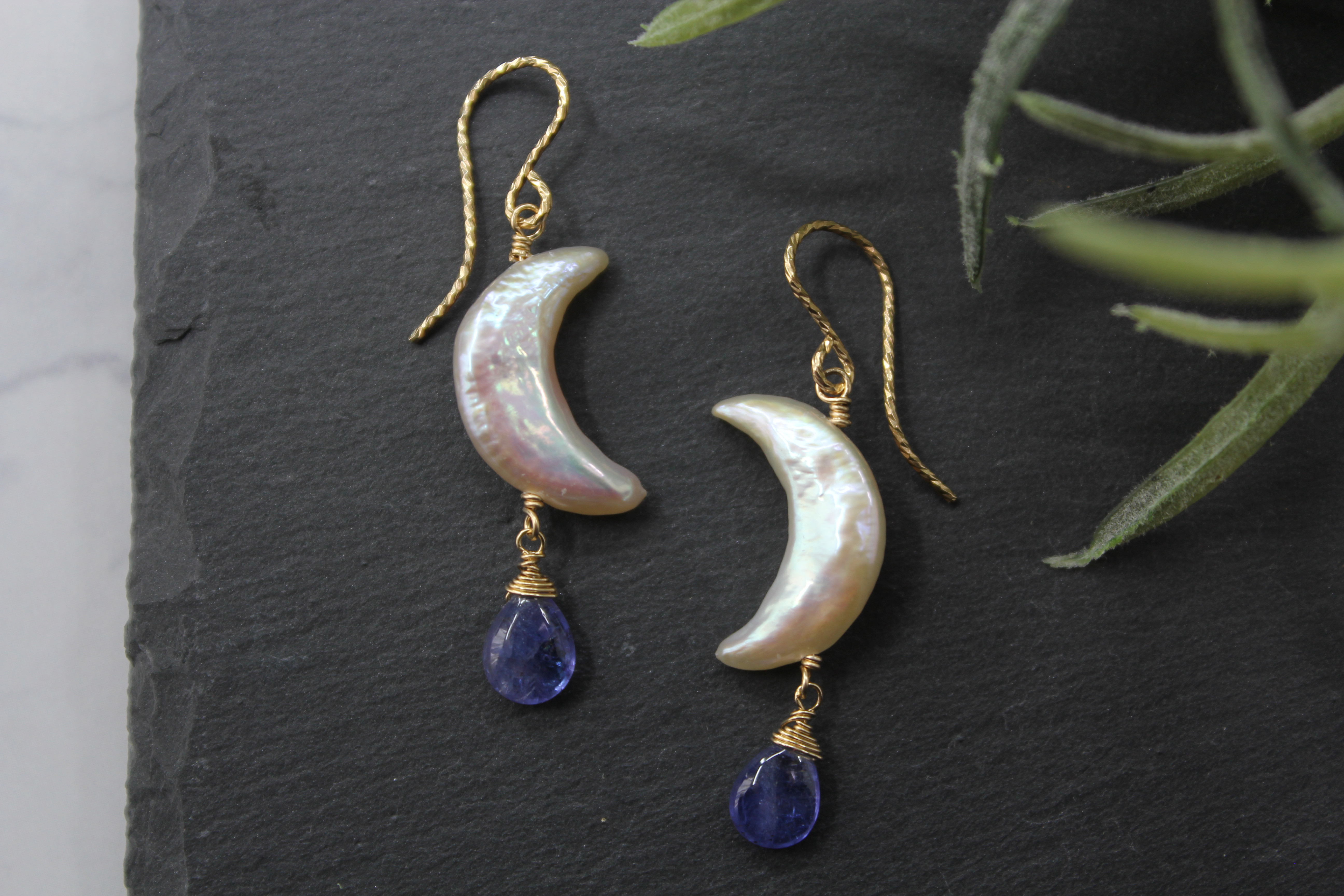 No.486 月のパールとタンザナイトのピアス