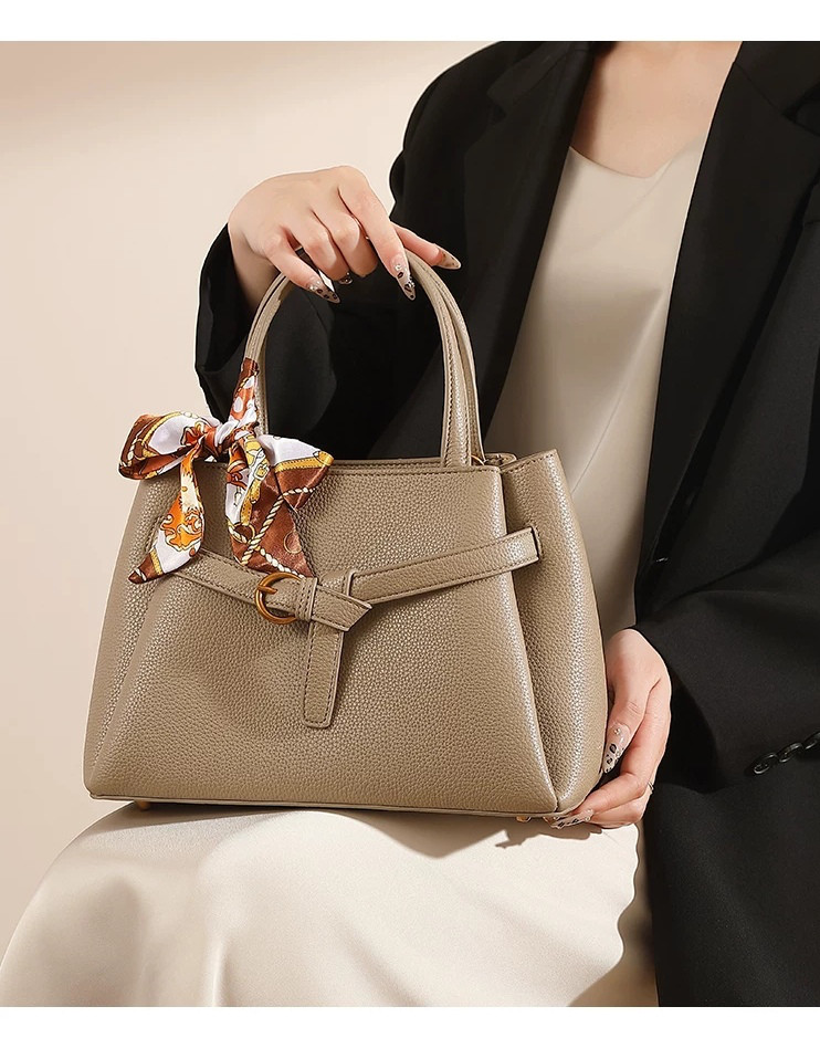 斜め掛けバッグ クーリエバッグ 肩掛 けカジュアル レディース パッチワーク ファー ボア 通勤 ミニトート キャメル