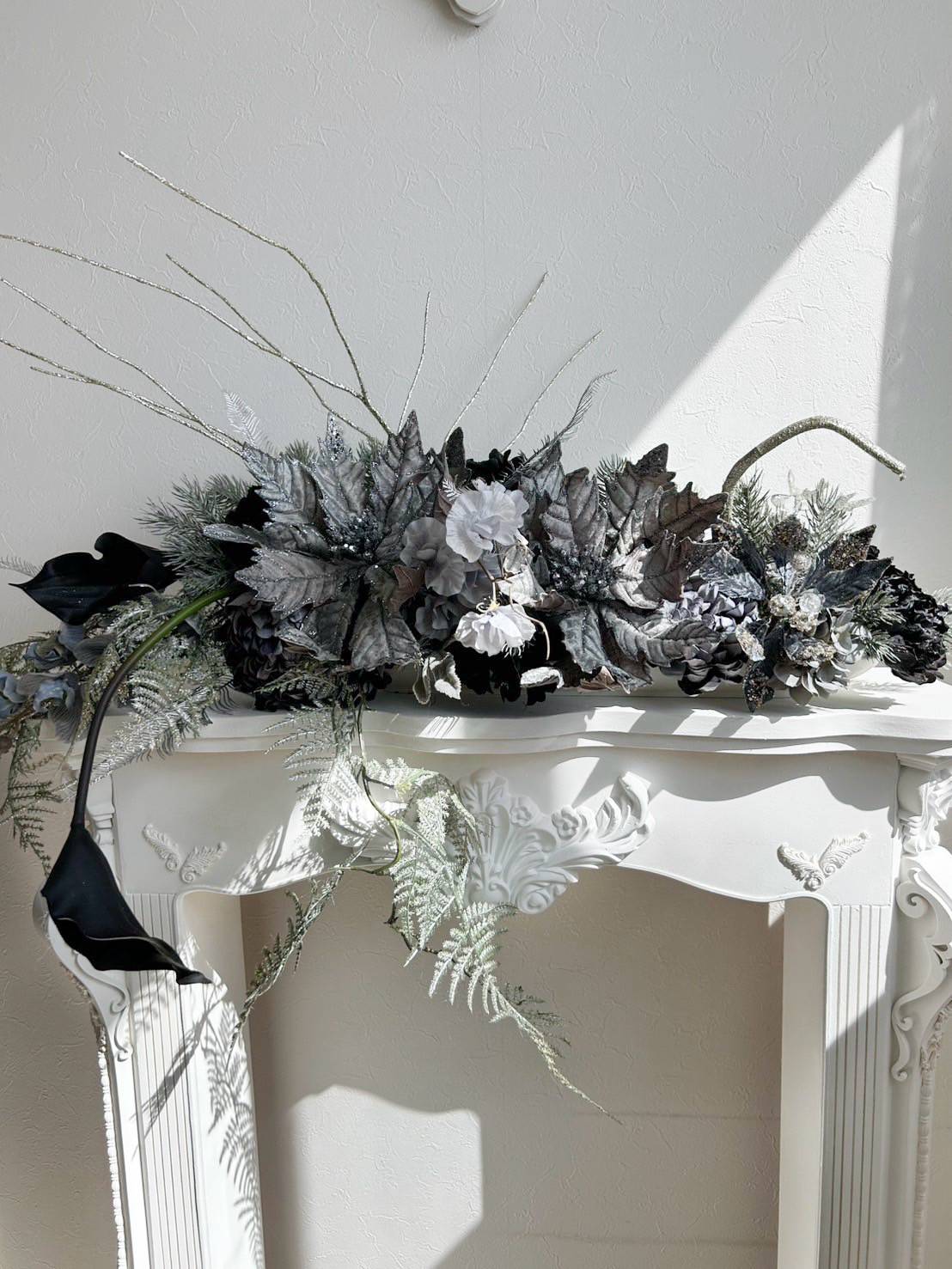 シルバーポインセチアのオーバルアレンジ