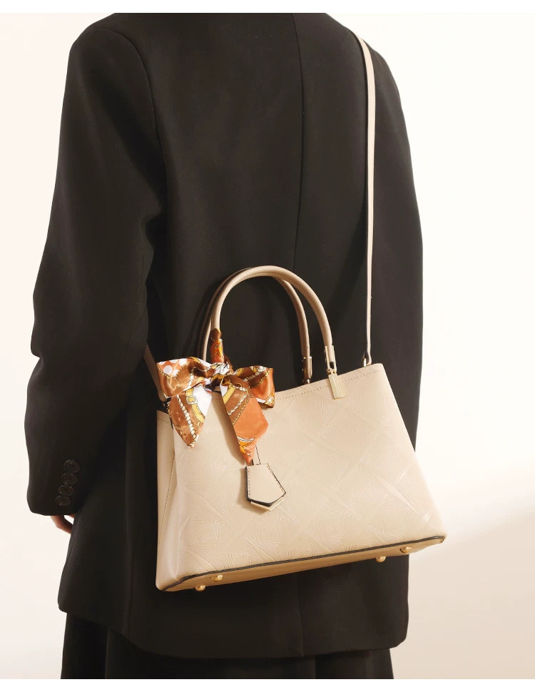 斜め掛けバッグ クーリエバッグ 肩掛 けカジュアル レディース パッチワーク ファー ボア 通勤 ミニトート キャメル