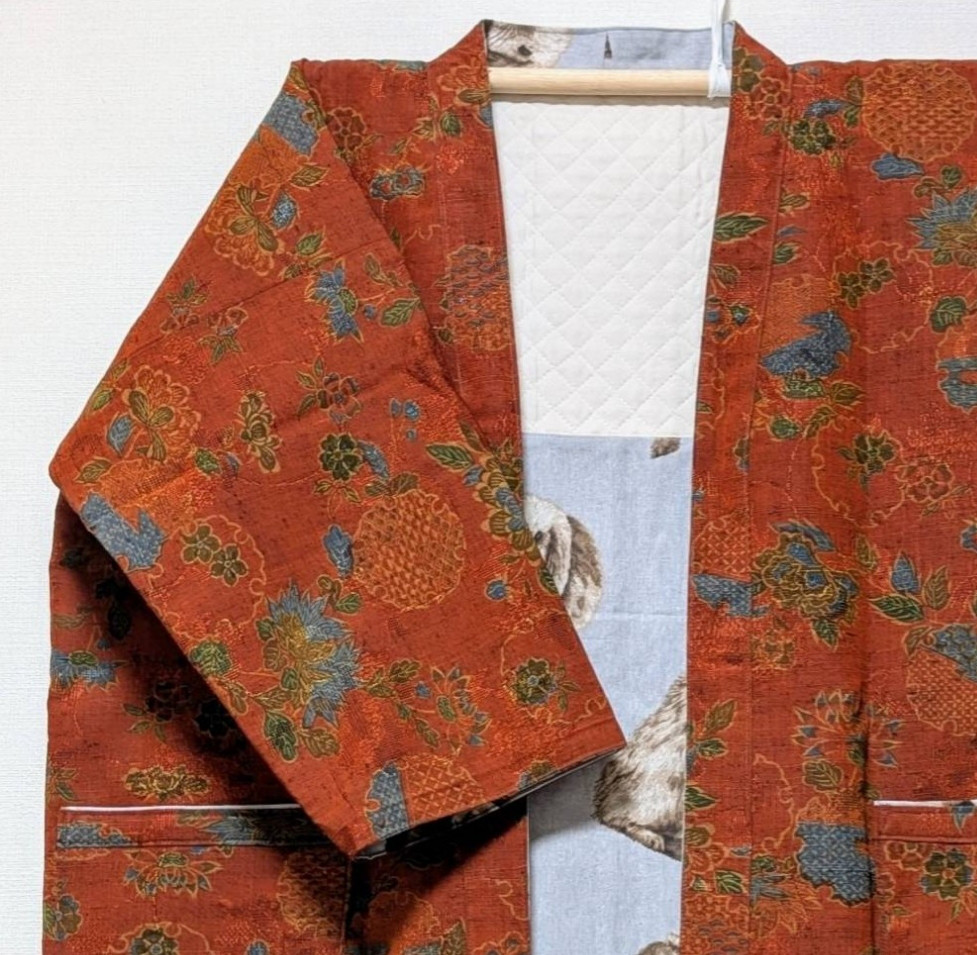 Creema限定着物生地を使ったリバーシブルでも着れるモダン半纏です。表はwoo裏は綿生地です。両方楽しめます。贈り物に