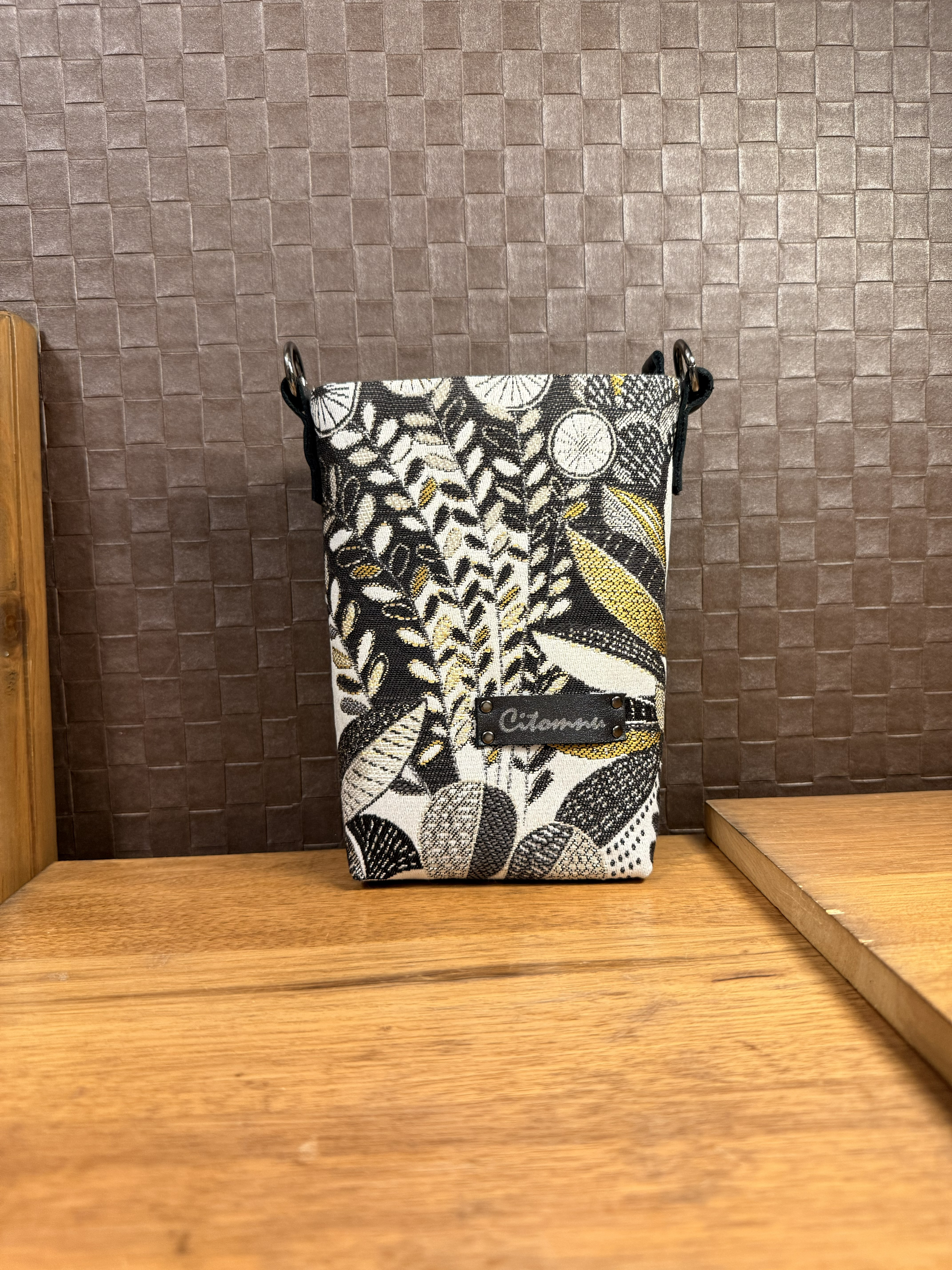 お出かけスマホショルダー♪(本体のみ) ボタニカル柄 ジャガード織生地