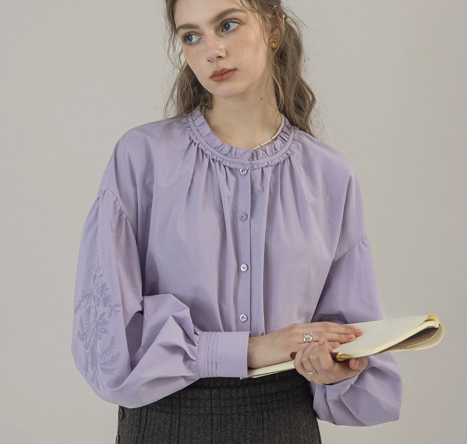 2色　華やか袖刺繍とフリルカラー　ゆったりシルエット長袖ブラウス【春秋冬】白・ラベンダー