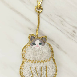 新入荷！インドより！素材としてもそのままでも！『インドの伝統的な刺繍技法、ザリ刺繍！バッグチャーム』～ファーリー 　猫～ 2枚目の画像