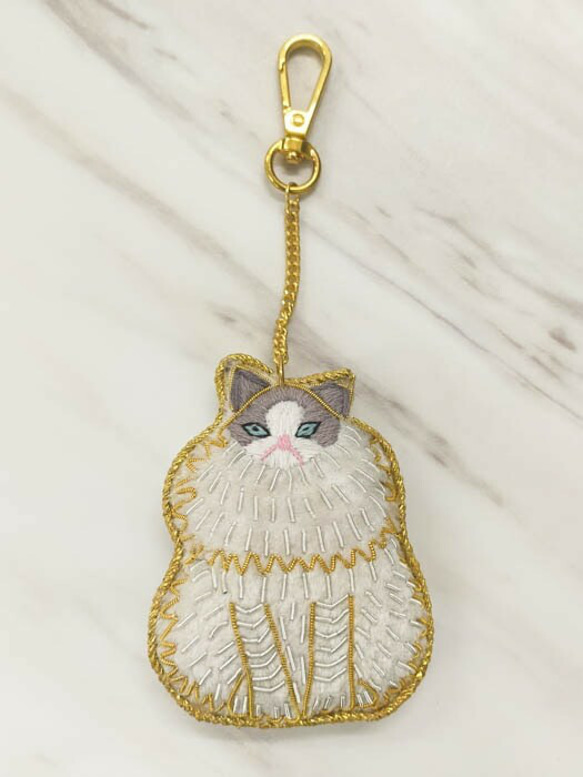 新入荷！インドより！素材としてもそのままでも！『インドの伝統的な刺繍技法、ザリ刺繍！バッグチャーム』～ファーリー 　猫～ 2枚目の画像