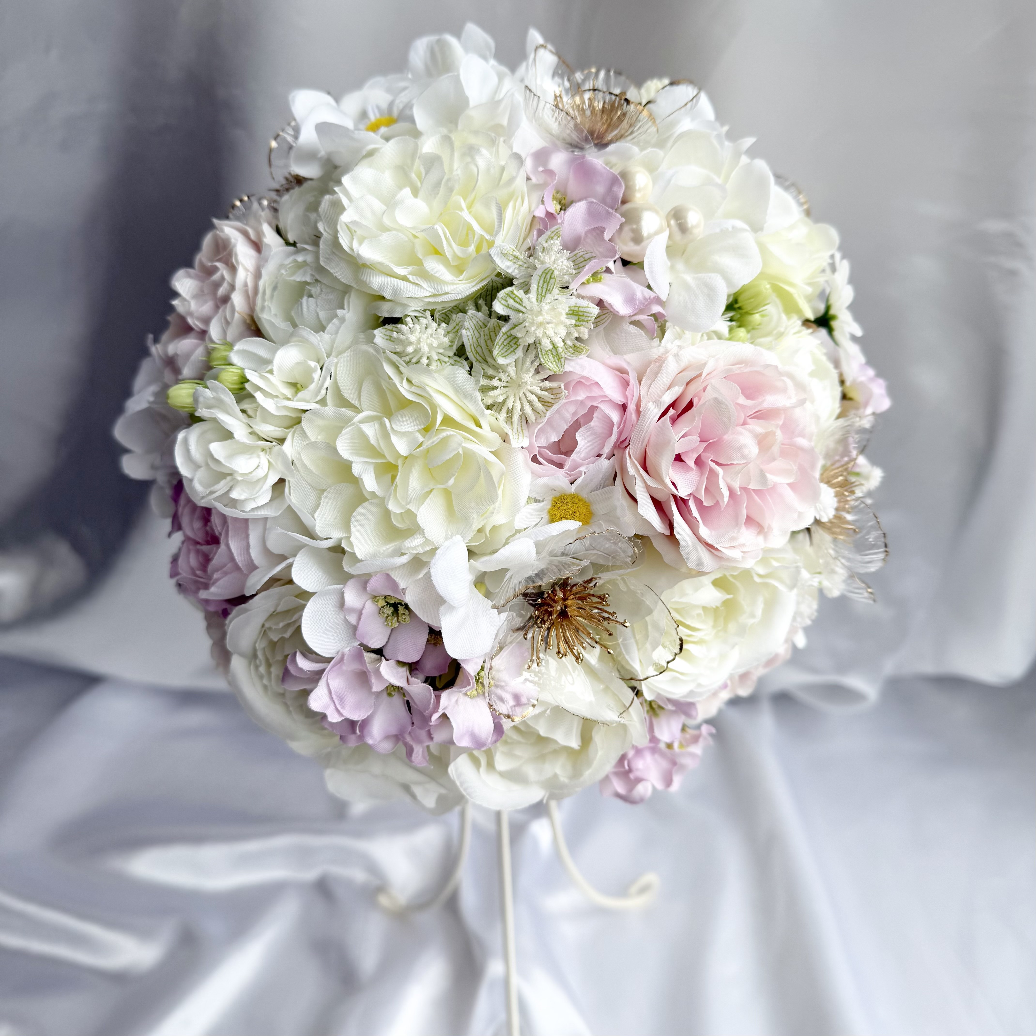 ホワイトとピンクのラウンドブーケ