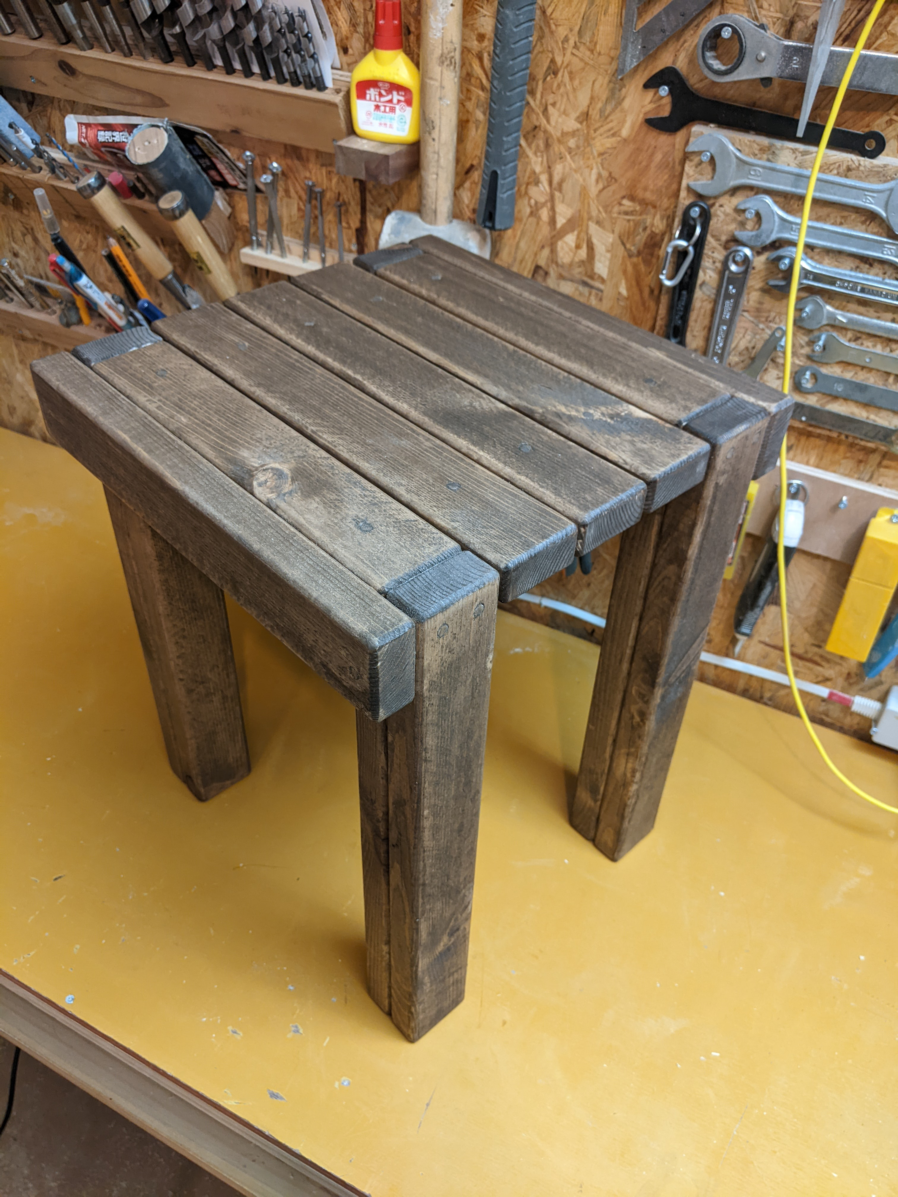 四本脚の無垢材スツール 木部保護塗料キシラデコール（バリサンダ）［椅子　イス　チェア　花台　ナチュラルウッド］